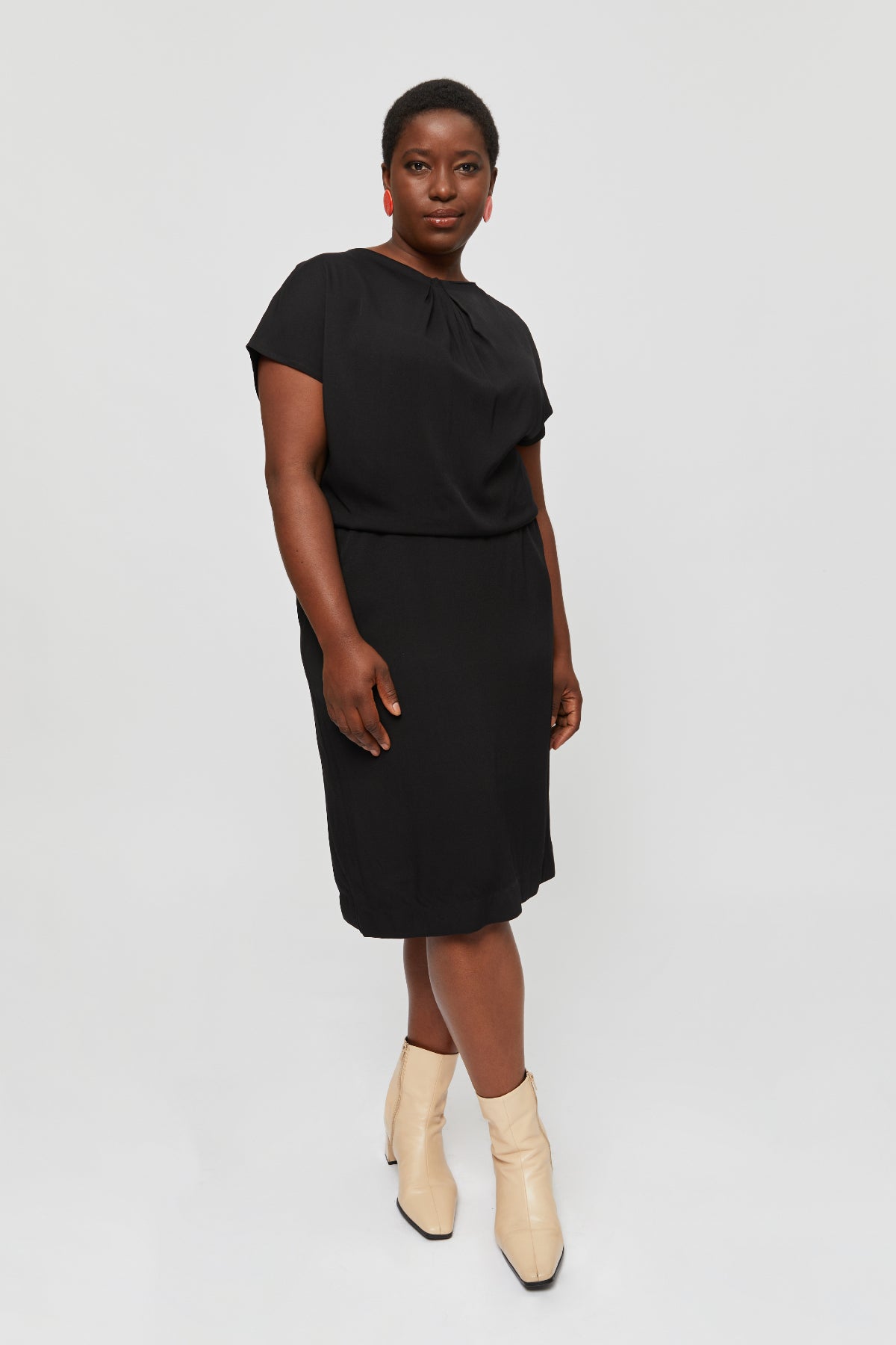 Schwarzes Etuikleid AMY, Knielang, Schlicht und Elegant. schwarzes kleid große größen - AYANI