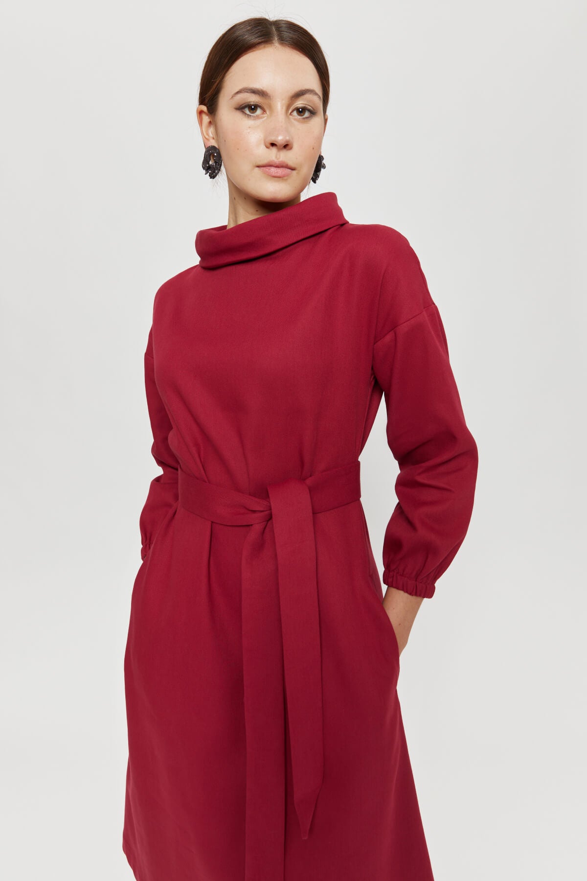 Dunkelrotes Kleid. Winterkleid Langarm 2023. AYANI