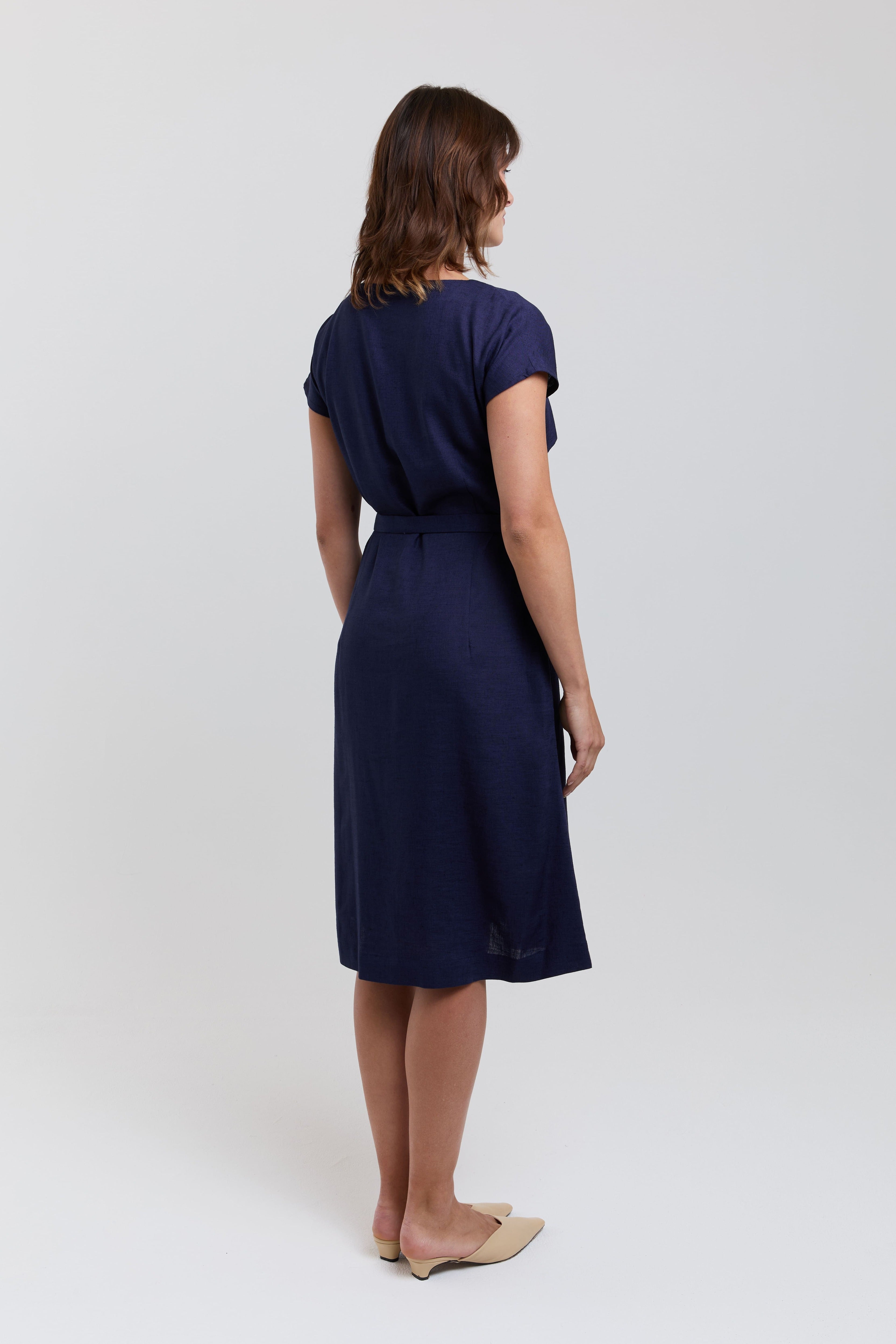 Daniela | Elegantes Midi Kleid mit weichem Rüschen-Ausschnitt in Dunkelblau