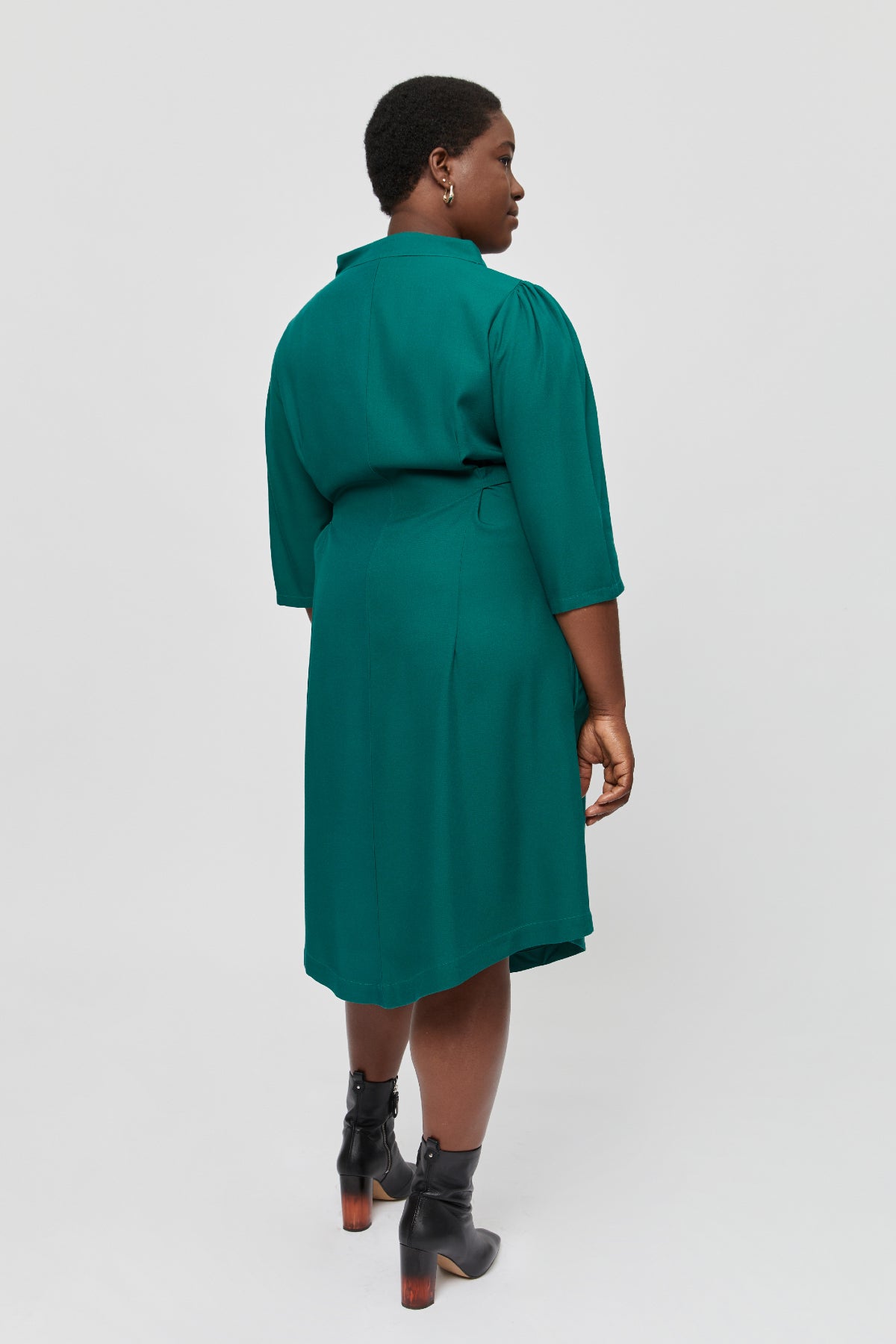 Suzi | Kleid mit Bootsausschnitt und Gürtel in Grün