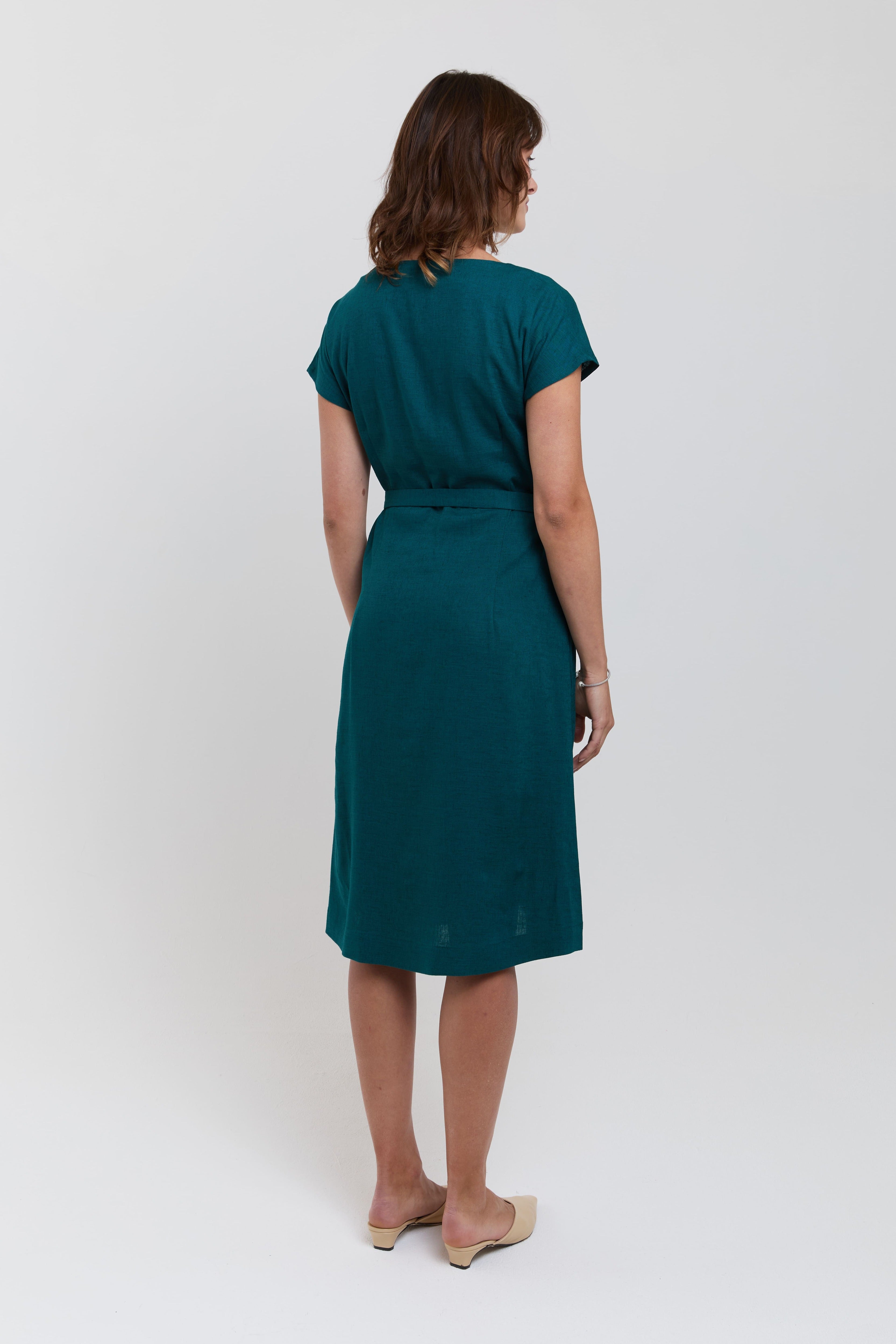 Daniela | Elegantes Midi Kleid mit weichem Rüschen-Ausschnitt in Grün