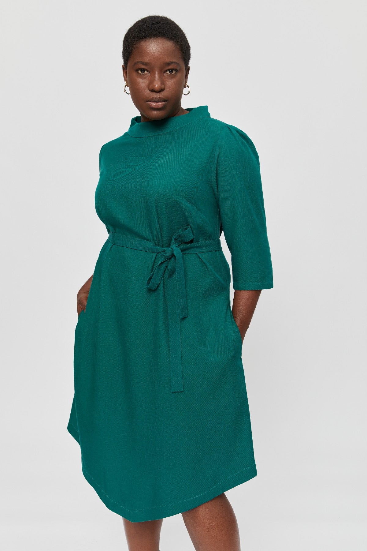 SUZI Elegantes Business Kleid mit Stehkragen - AYANI