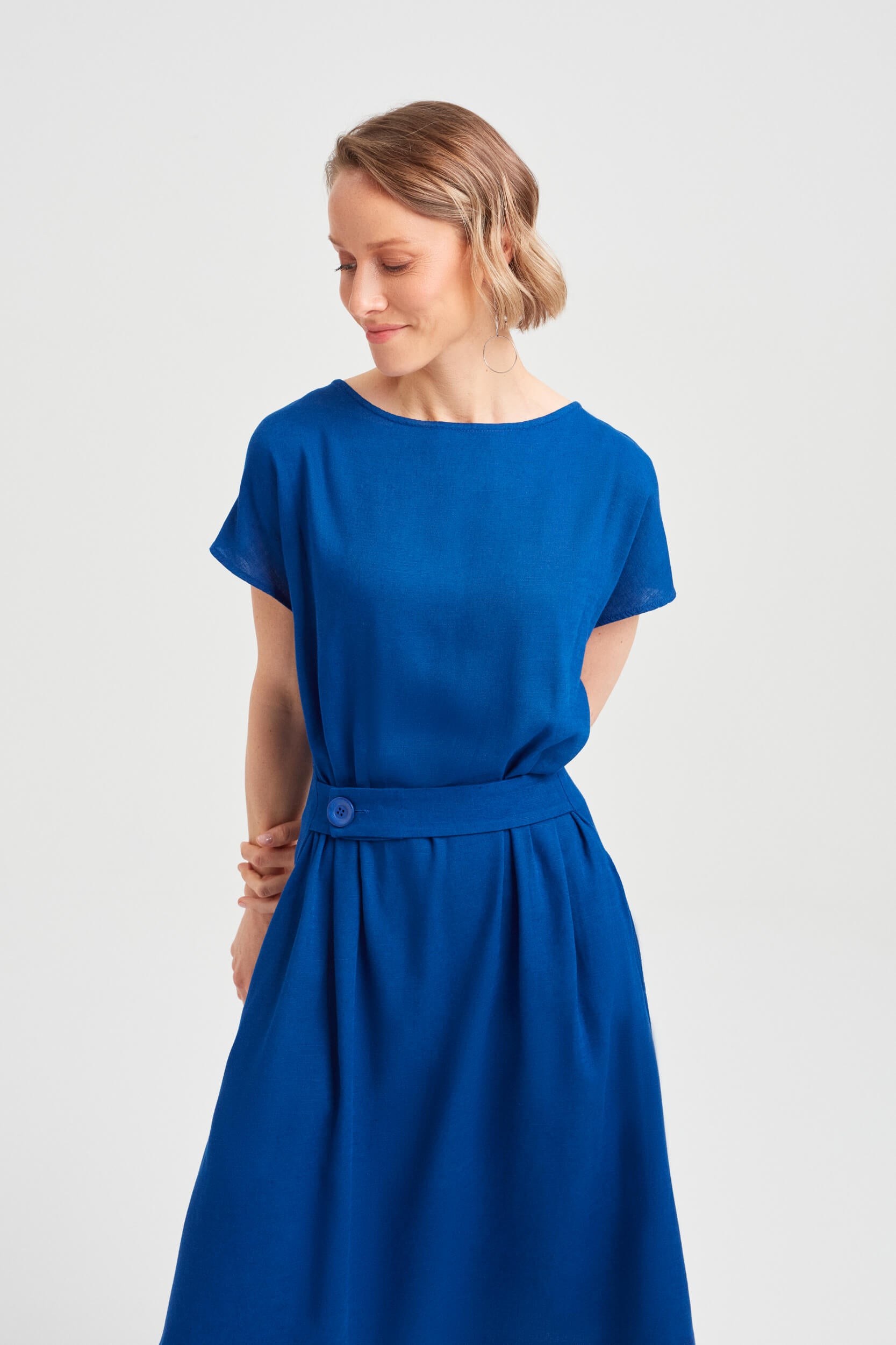 AYANI_SATI_blaues_kleid_festlich_und_zeitlos_knielang