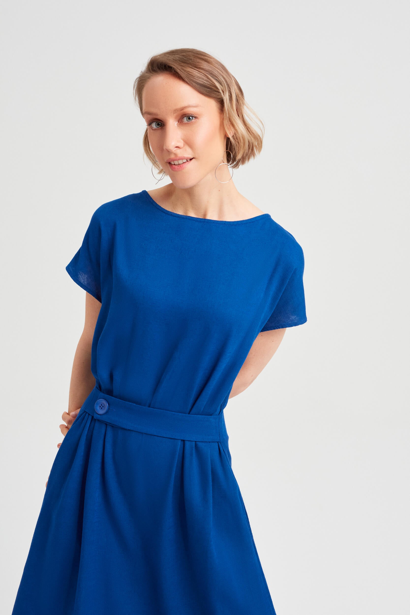 AYANI_SATI_blaues_leinenkleid_elegant_und_vielseitig_online_kaufen