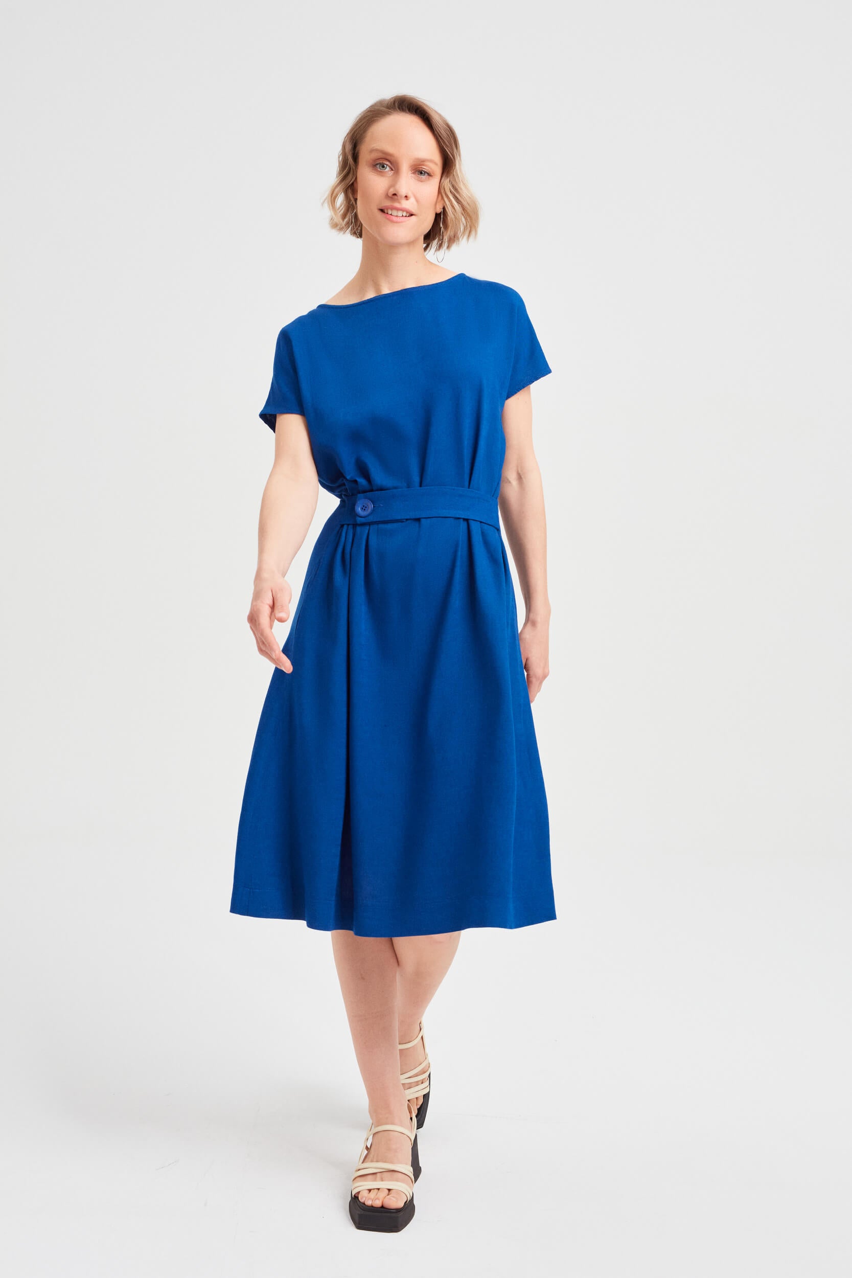 AYANI_SATI_damen_kleid_blau_knielang_casual_leinenkleid