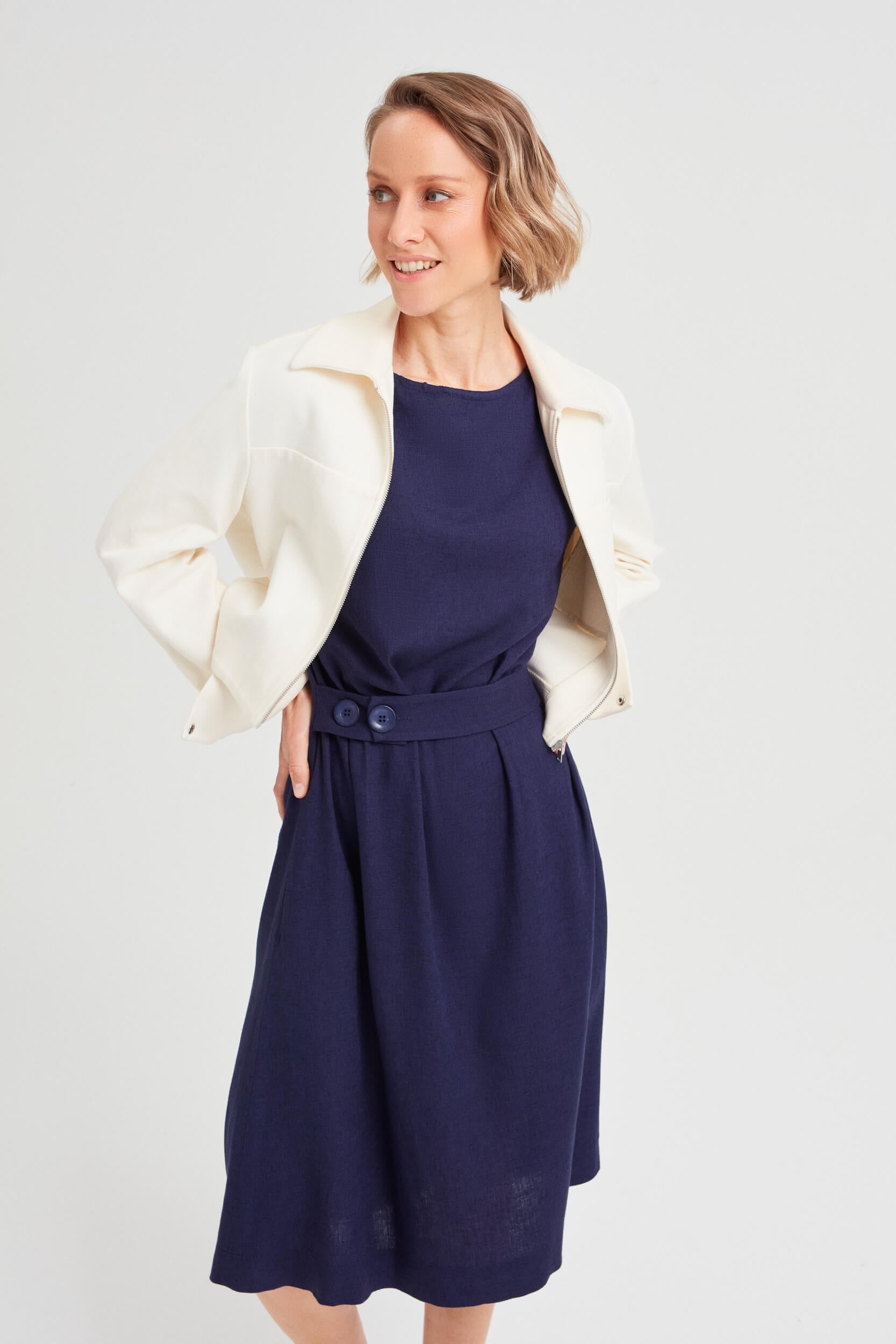 AYANI_SATI_dunkelblaues_kleid_festlich_fuer_besondere_anlaesse