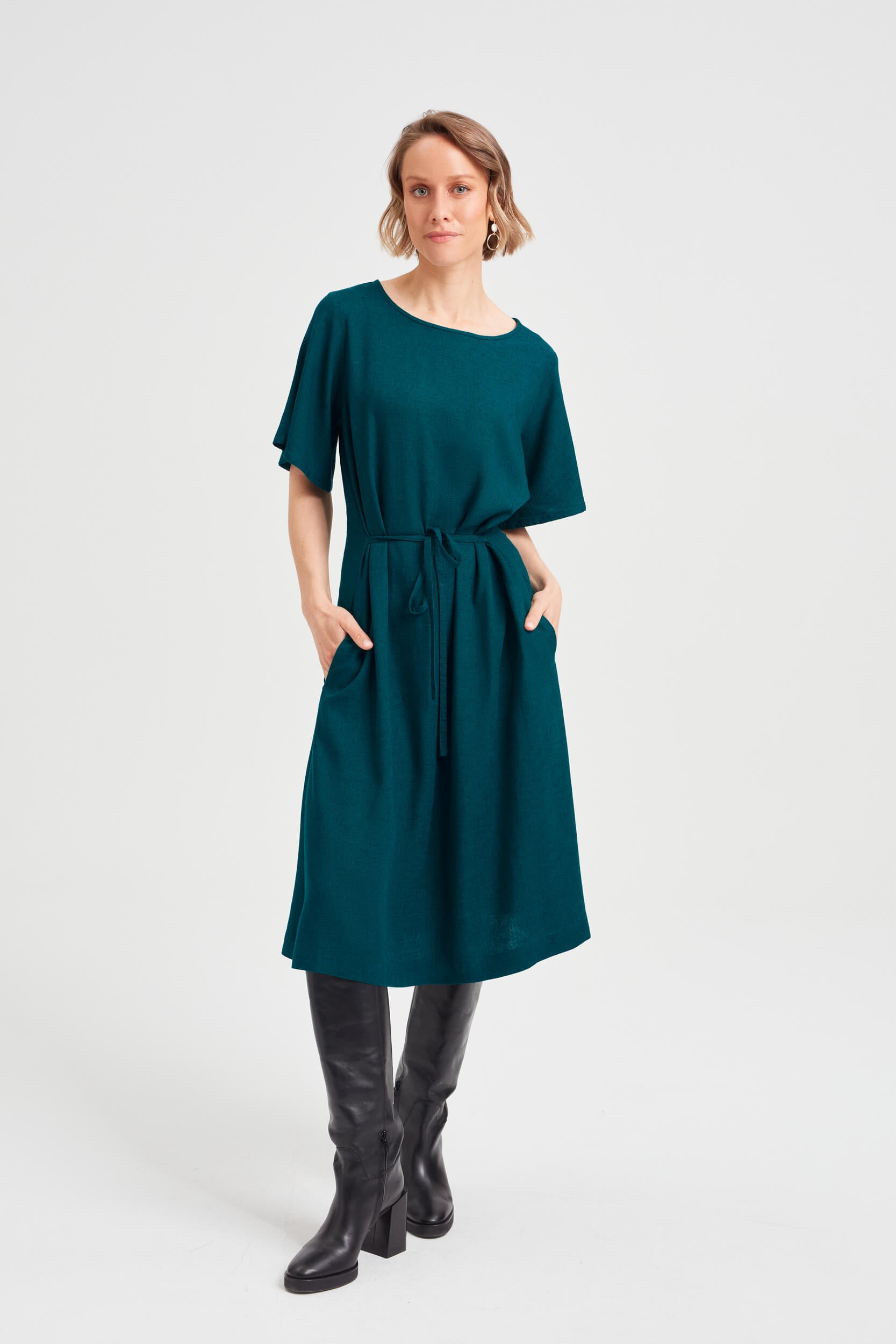 AYANI NIKA grünes midi kleid mit schmetterlingsärmeln a linie schnitt