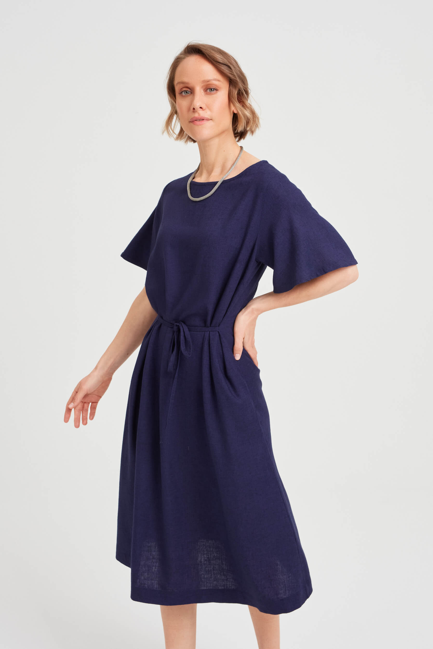 AYANI NIKA sommerkleid dunkelblaues freizeitkleid midi länge a linie schnitt