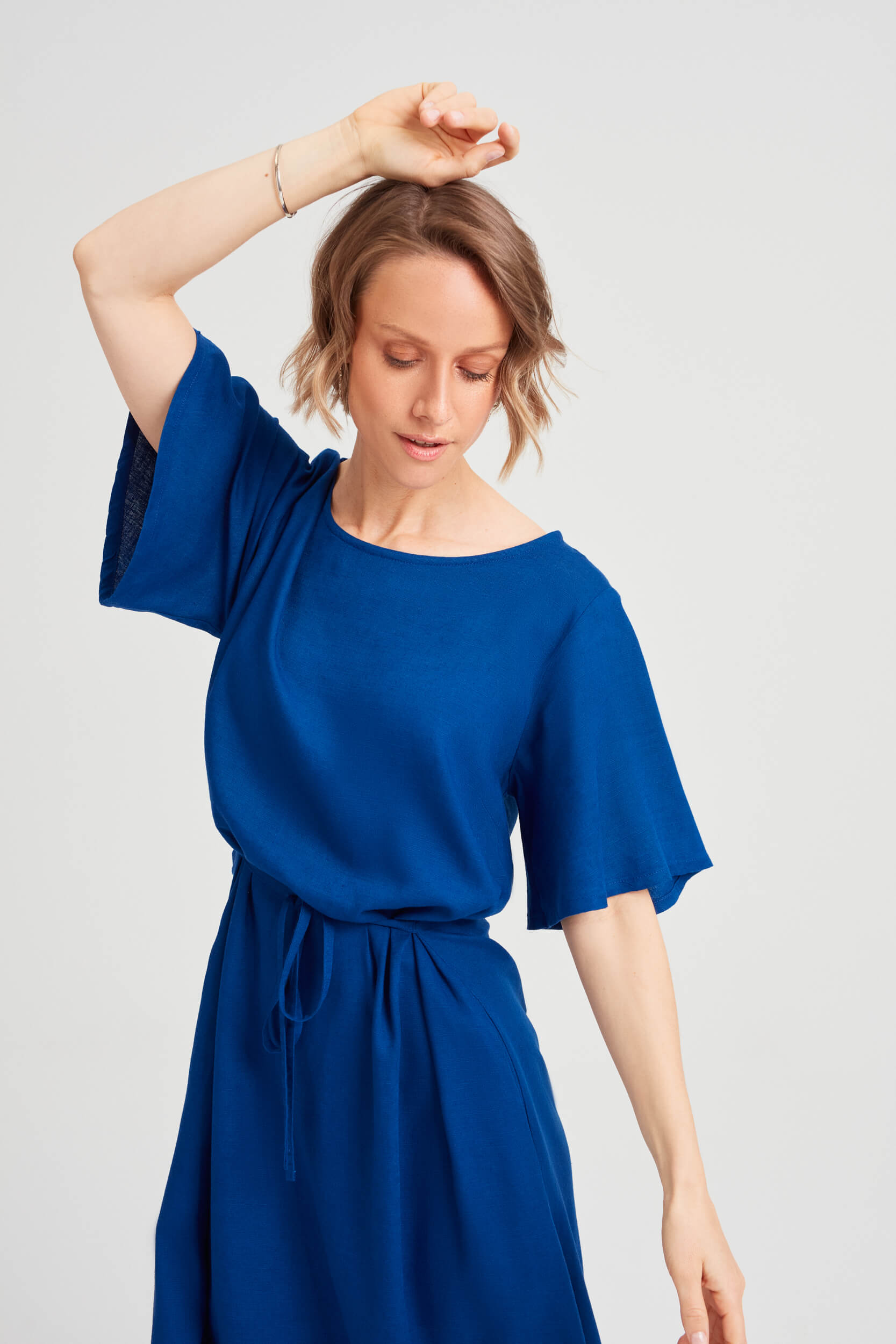 AYANI NIKA blaues a linien kleid midi mit schmetterlingsärmeln