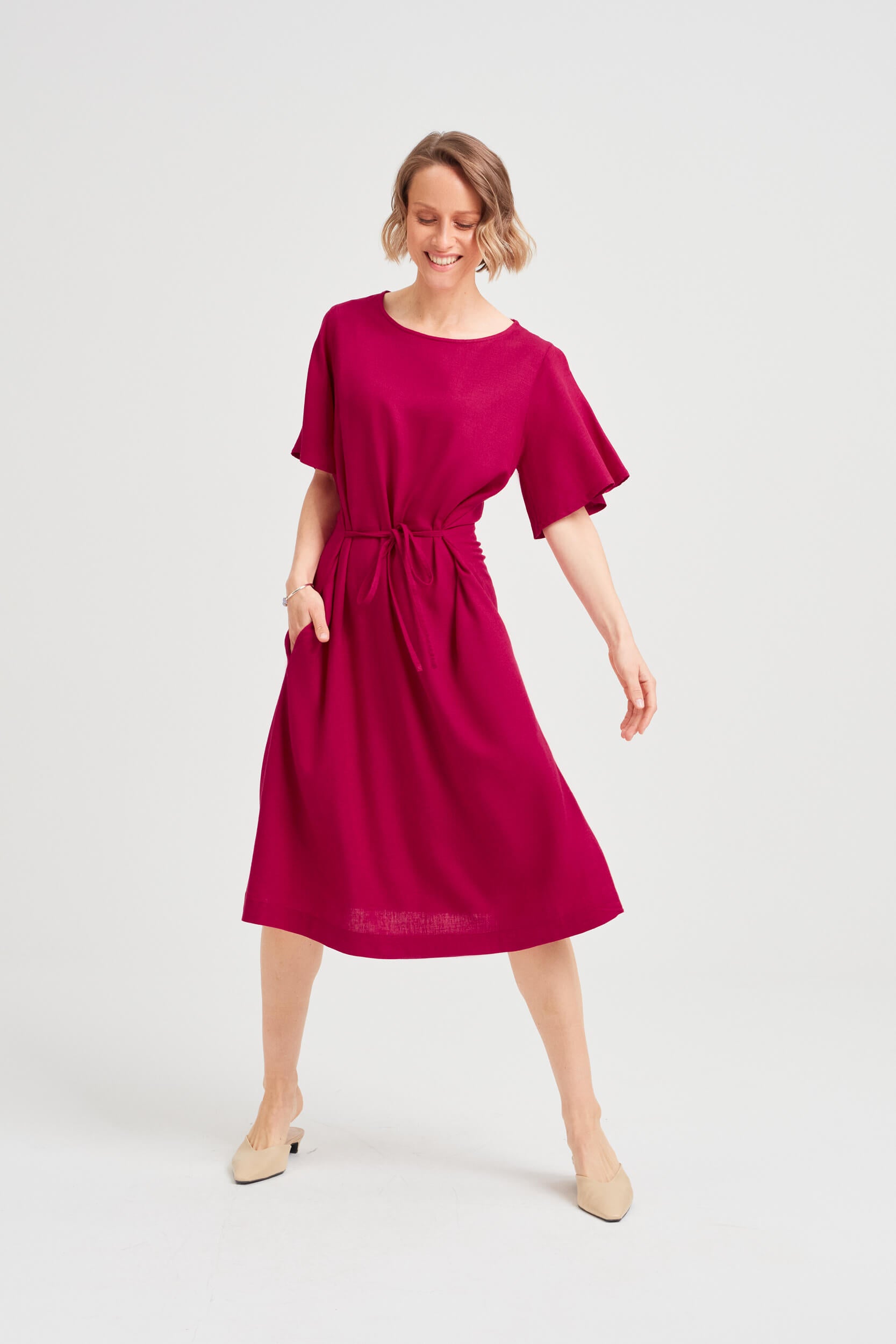 AYANI NIKA rotes a linien kleid midi mit schmetterlingsärmeln für damen