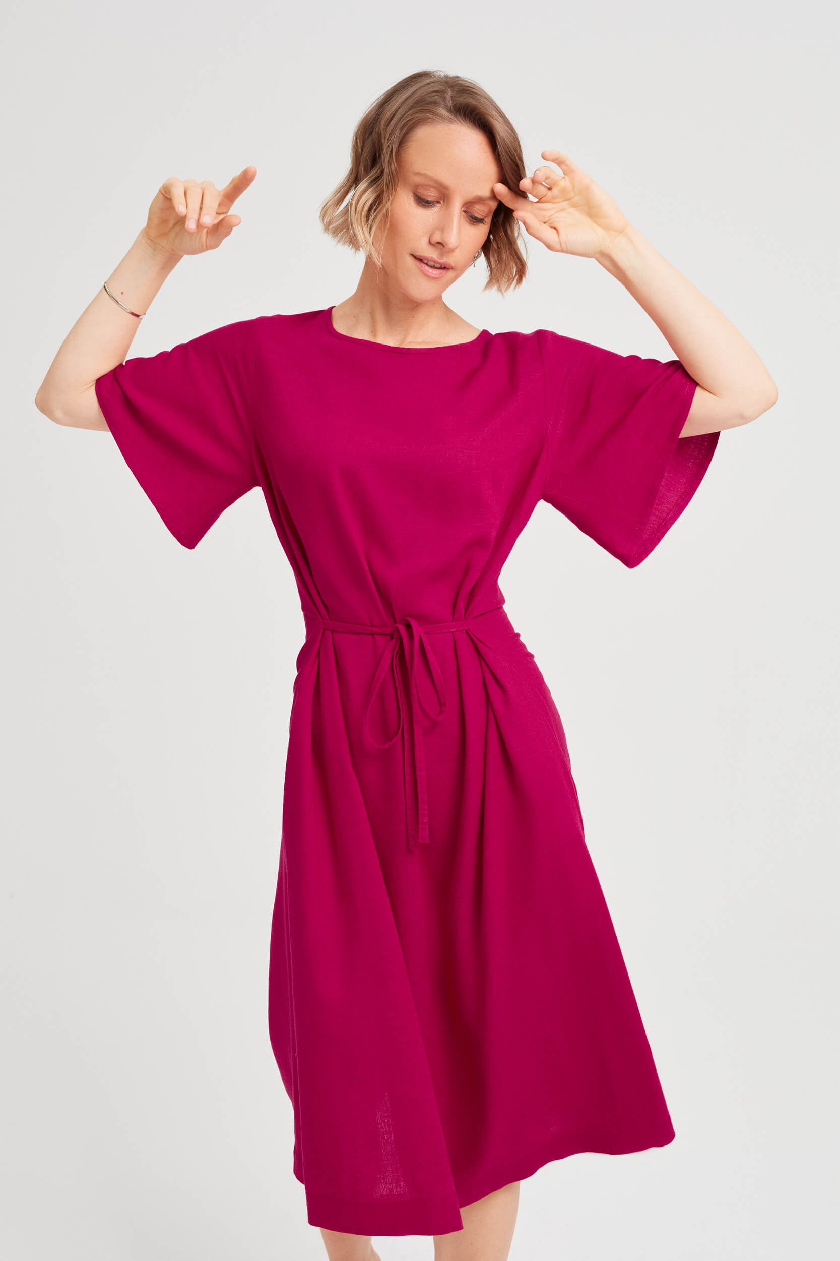AYANI NIKA rotes a linien kleid midi mit schmetterlingsärmeln für damen