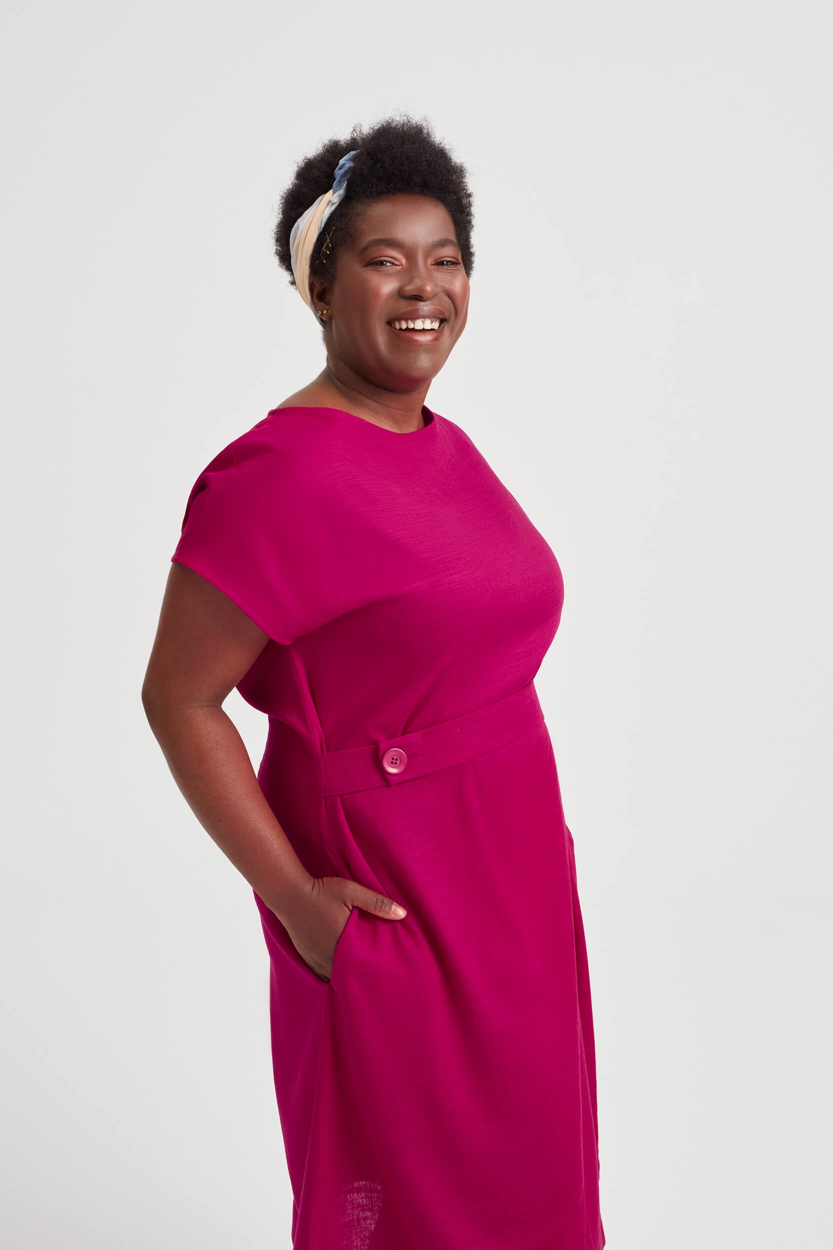 Rotes AYANI SATI Kleid mit Rundhalsausschnitt und femininer Passform
