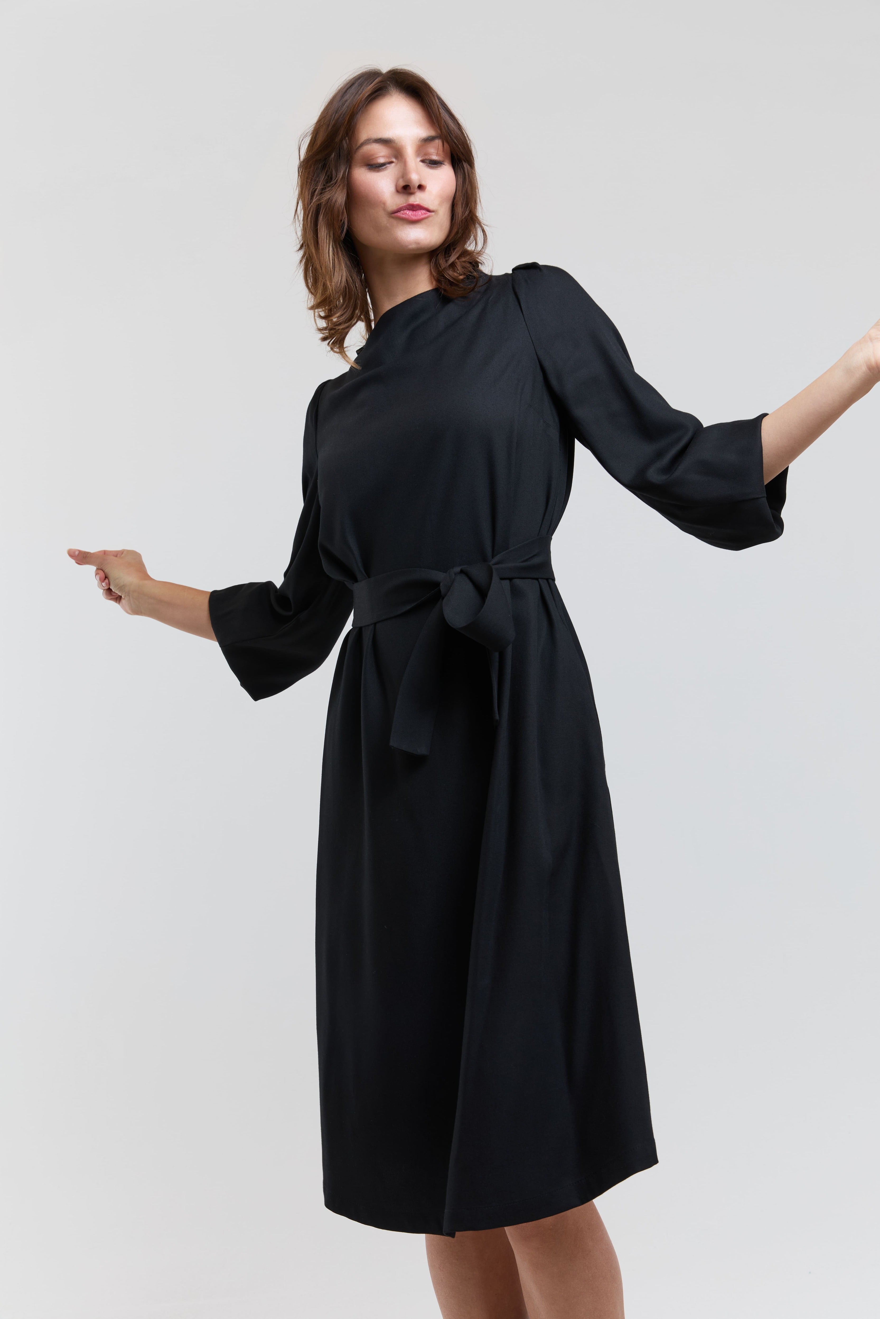 schwarzes midi kleid damen langarm elegantes bürokleid mit gürtel