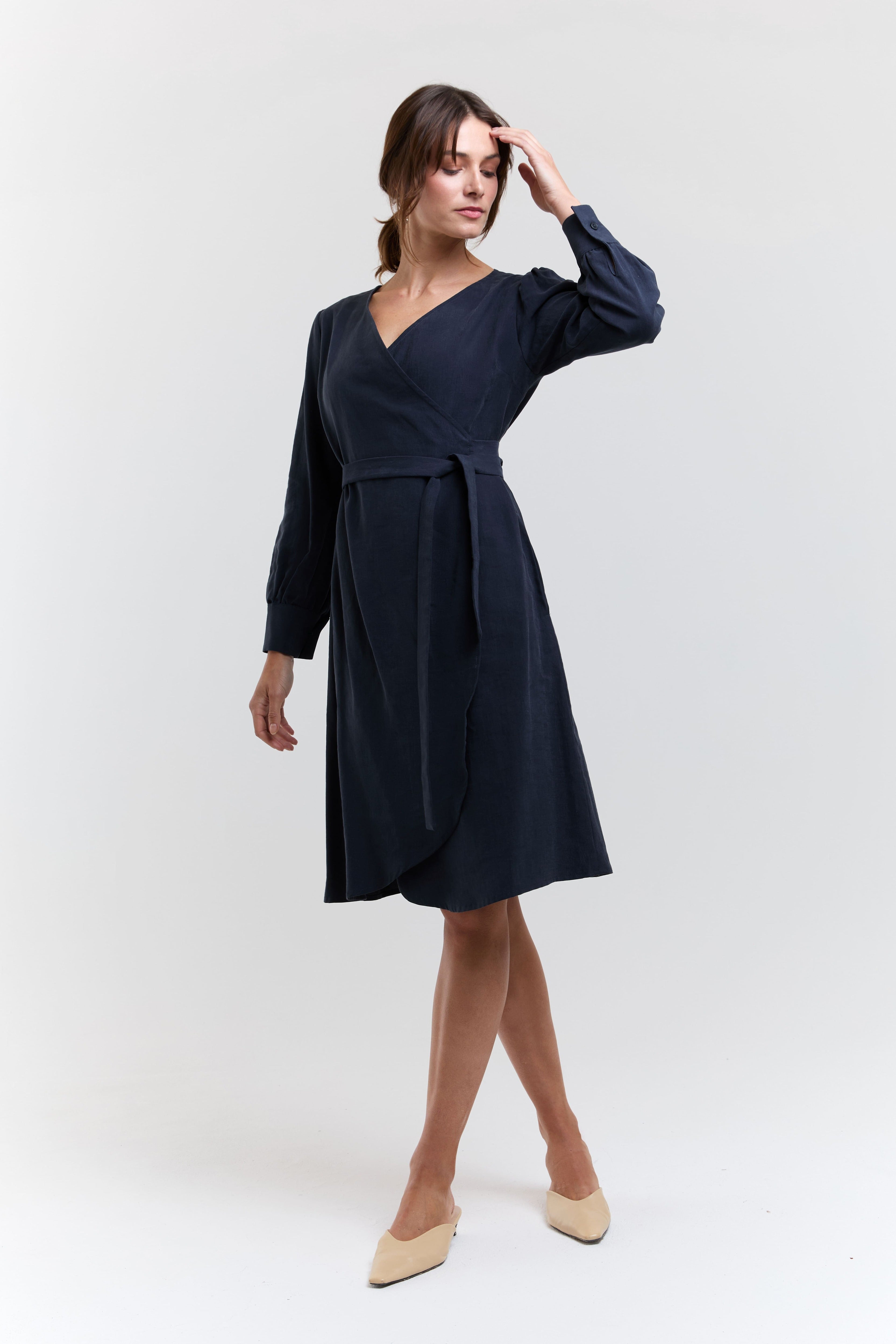 dunkelblaues midi kleid mit gürtel feminine silhouette