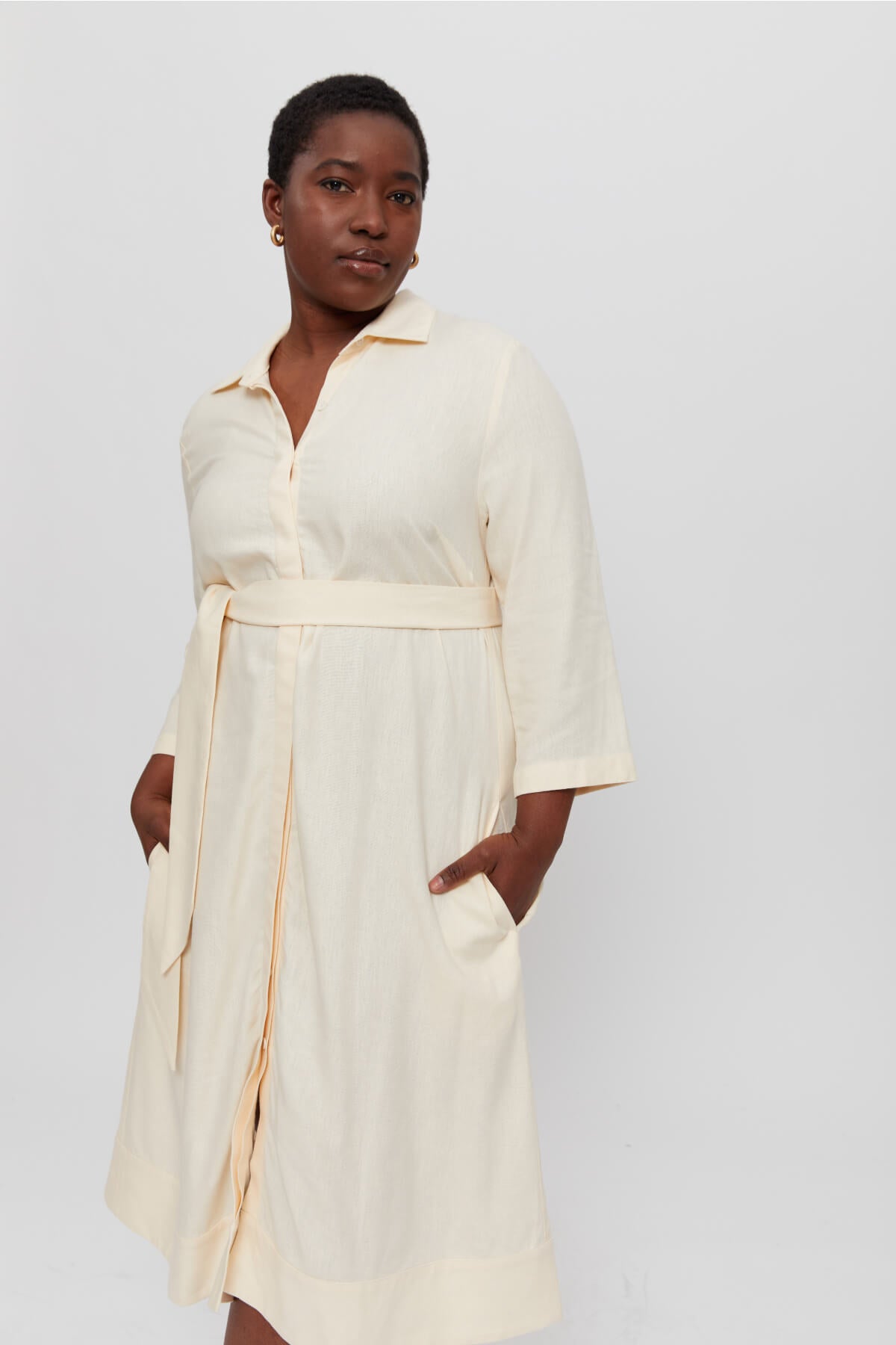 Kleid Beige. Damen Leinenkleid MARIAM in Beige, Festliches Sommer Leinen Blusenkleid - AYANI