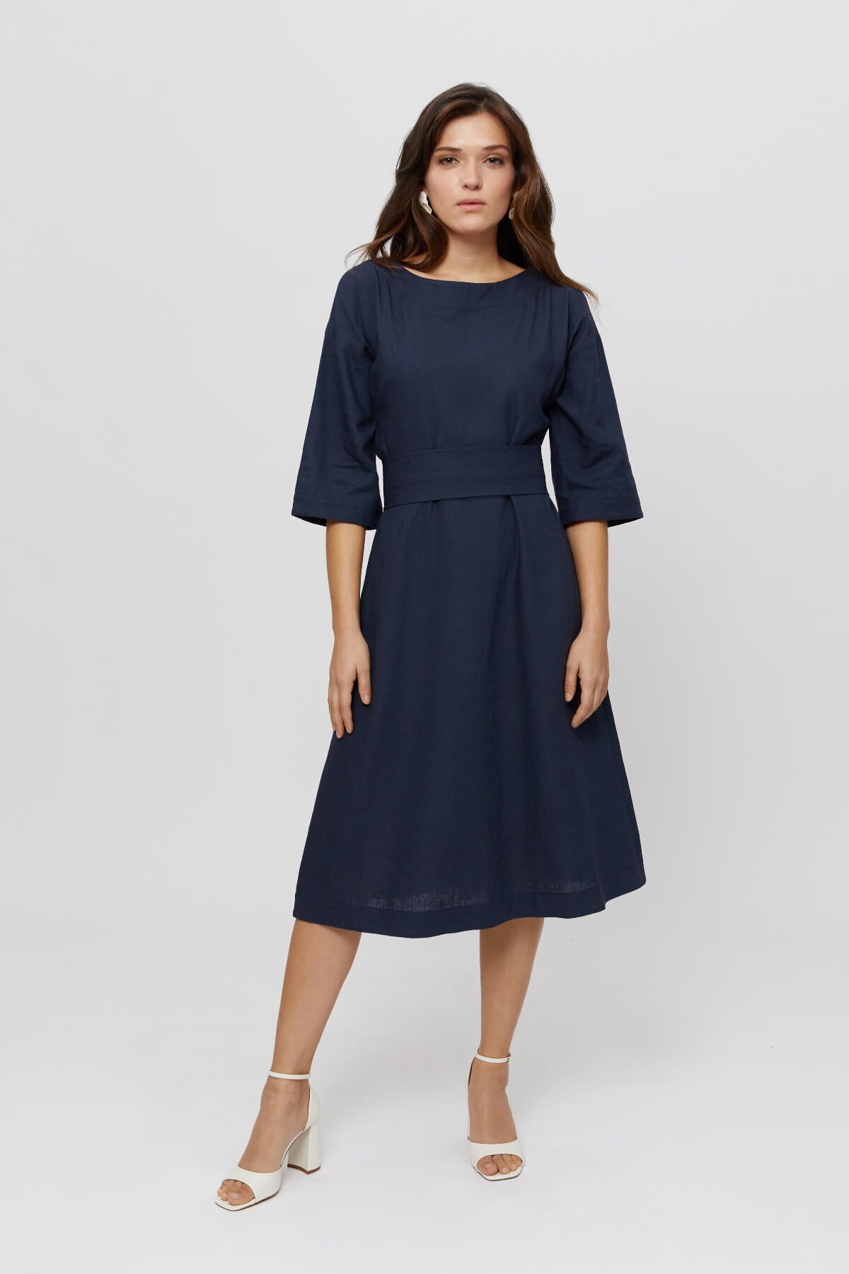 Schwarzes elegantes Cocktailkleid MANE · Festliches midi Sommerkleid 2024 · Kleid aus Leinen · Elegantes blaues Leinenkleid - AYANI