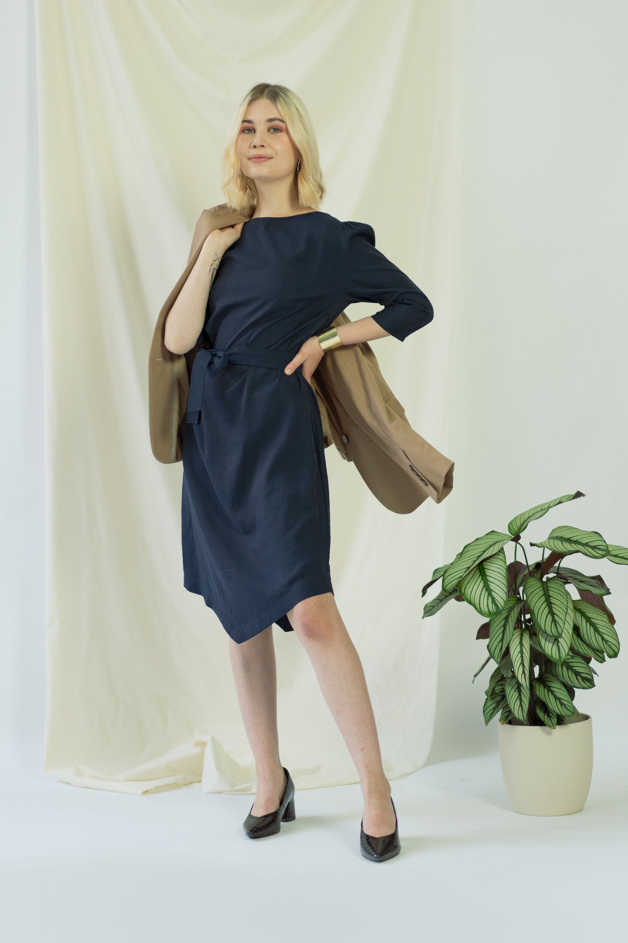 Teresa | Kleid mit Gürtel in Marineblau