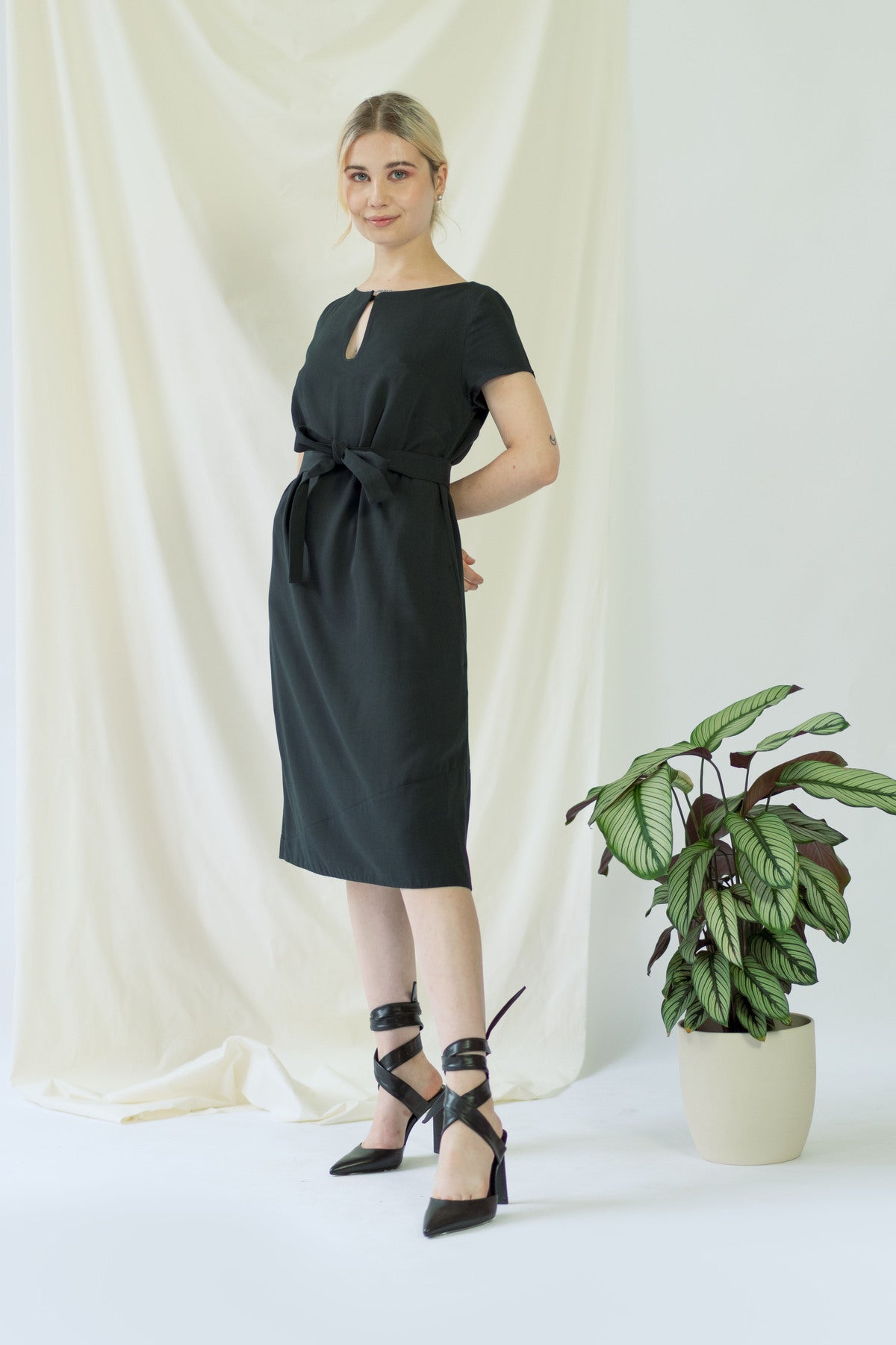 Elegantes Schwarz Kleid mit Tropfenausschnitt - AYANI