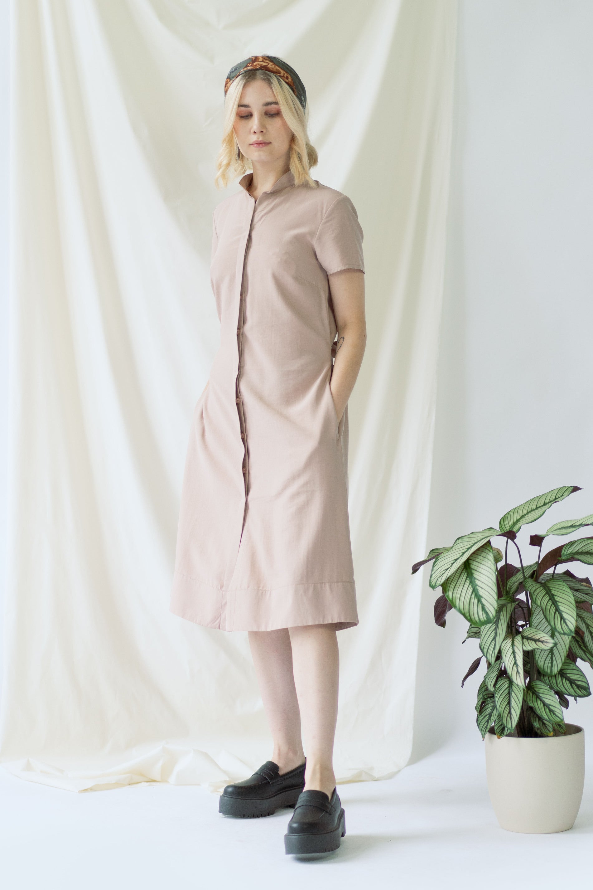 Rosa Midi Sommerkleid mit Stehkragen - AYANI