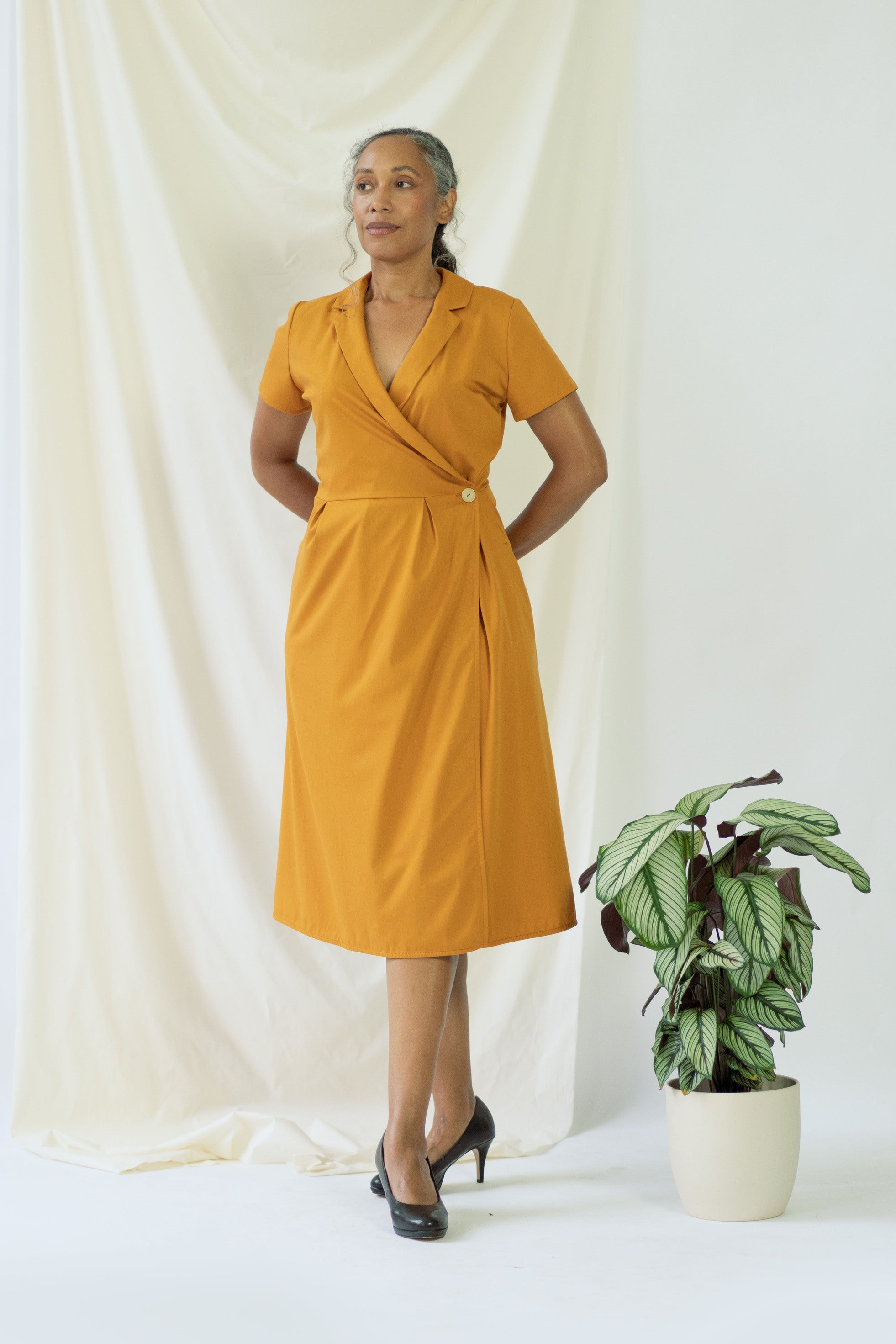 Isabel | Wrap Dress with short sleeves in Saffron