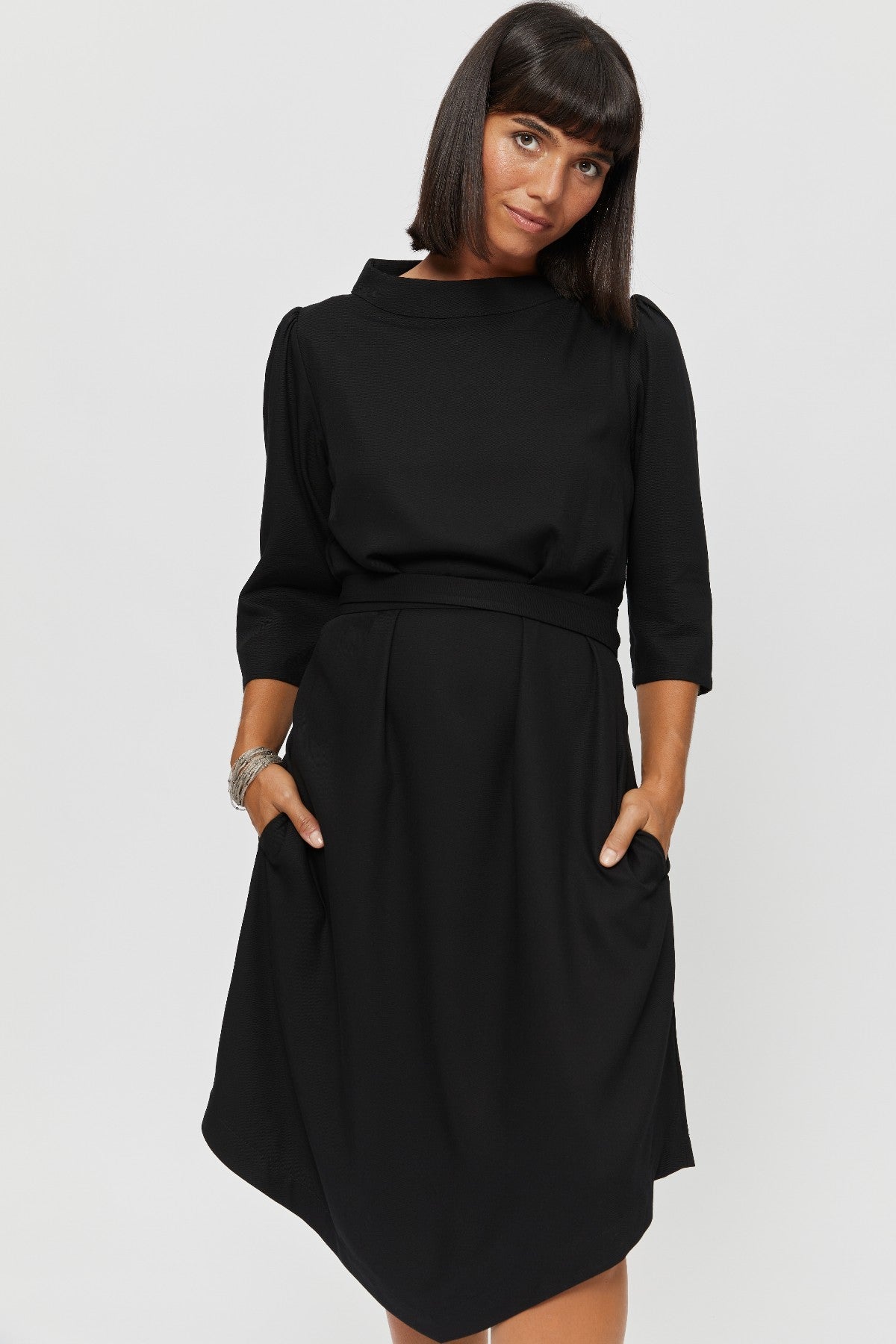 Suzi | Kleid mit Bootsausschnitt und Gürtel in Schwarz