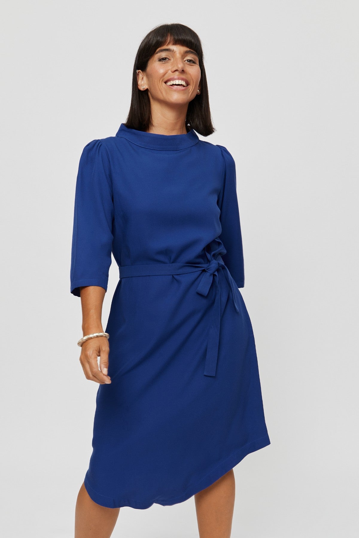Suzi | Kleid mit Bootsausschnitt und Gürtel in Blau