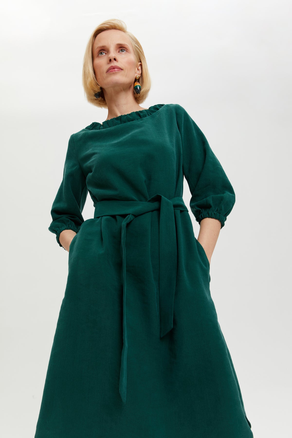 Celine | Elegantes Kleid mit Ausschnitt-Element und Gürtel in Waldgrün