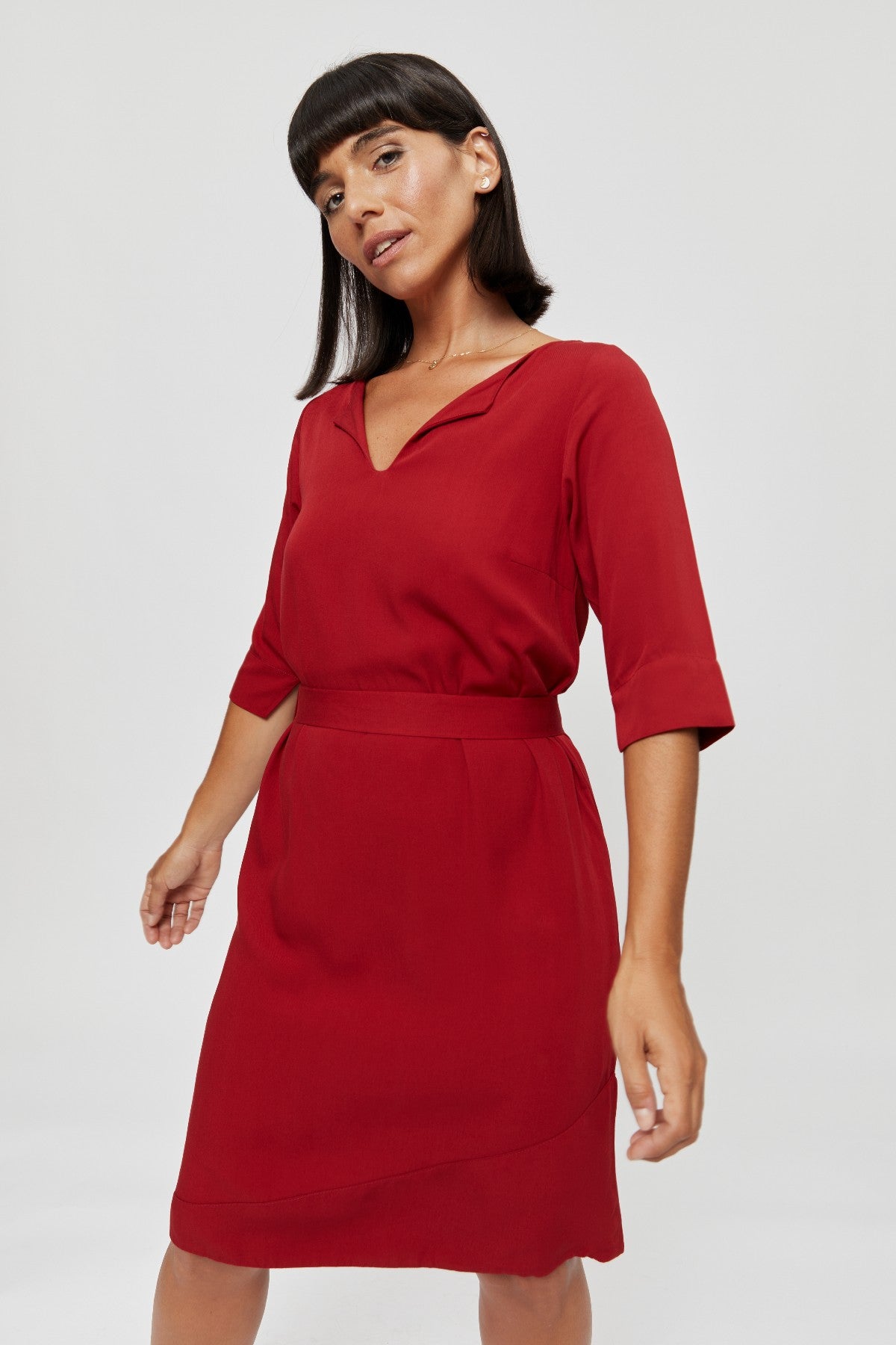 Elegantes Rot Kleid mit V Ausschnitt - AYANI
