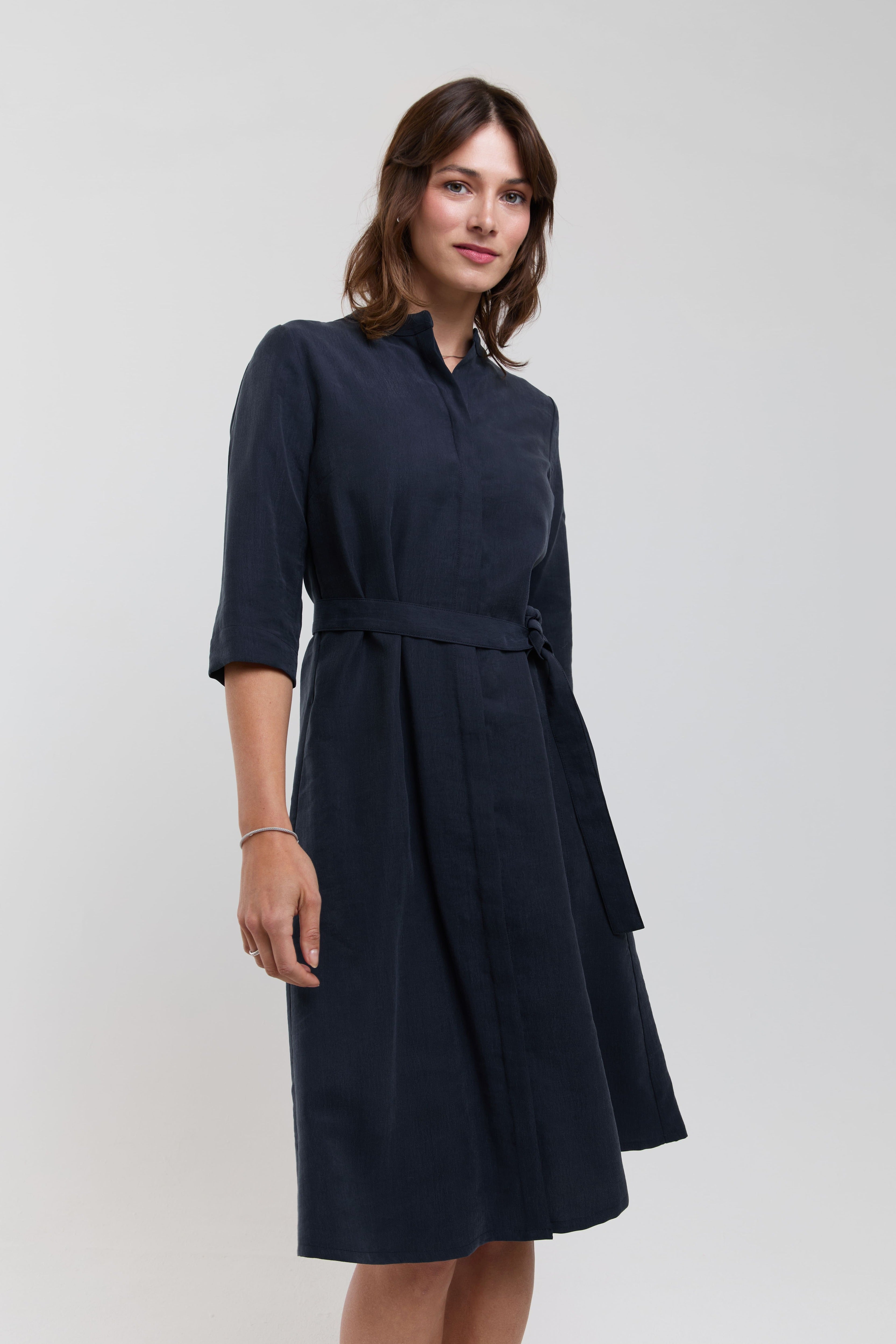elegantes hemdblusenkleid midi knielang dunkelblau damen AYANI aus Tencel Lyocel