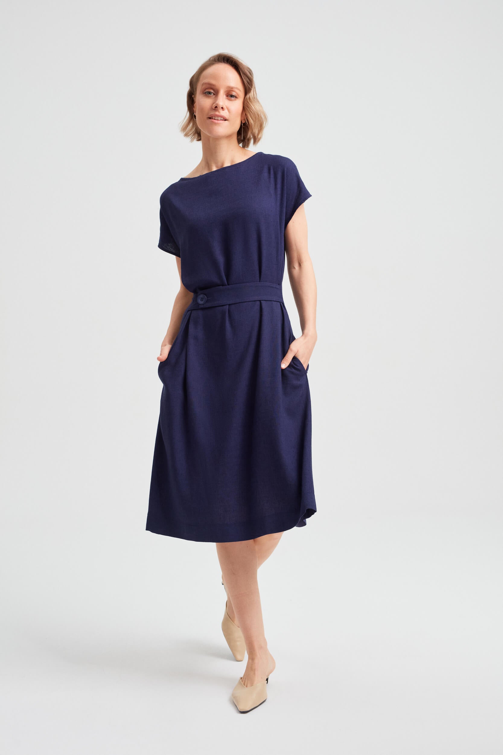 AYANI_SATI_damen_kleid_dunkelblau_knielang_casual_leinenkleid
