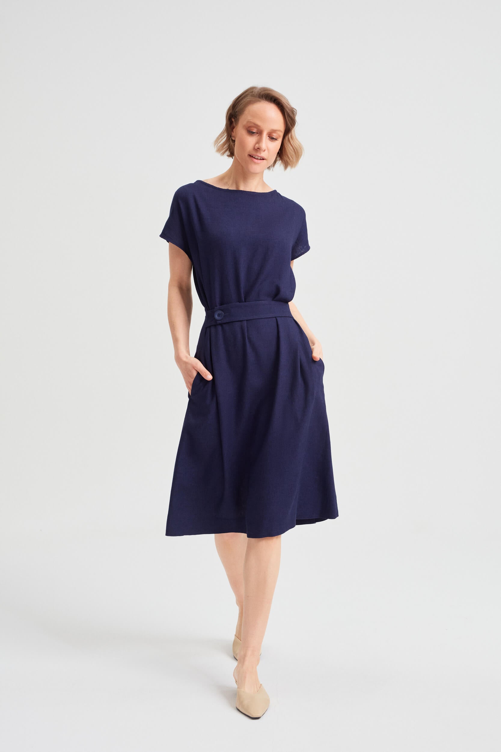 AYANI_SATI_dunkelblaues_leinenkleid_elegant_und_zeitlos_online_kaufen