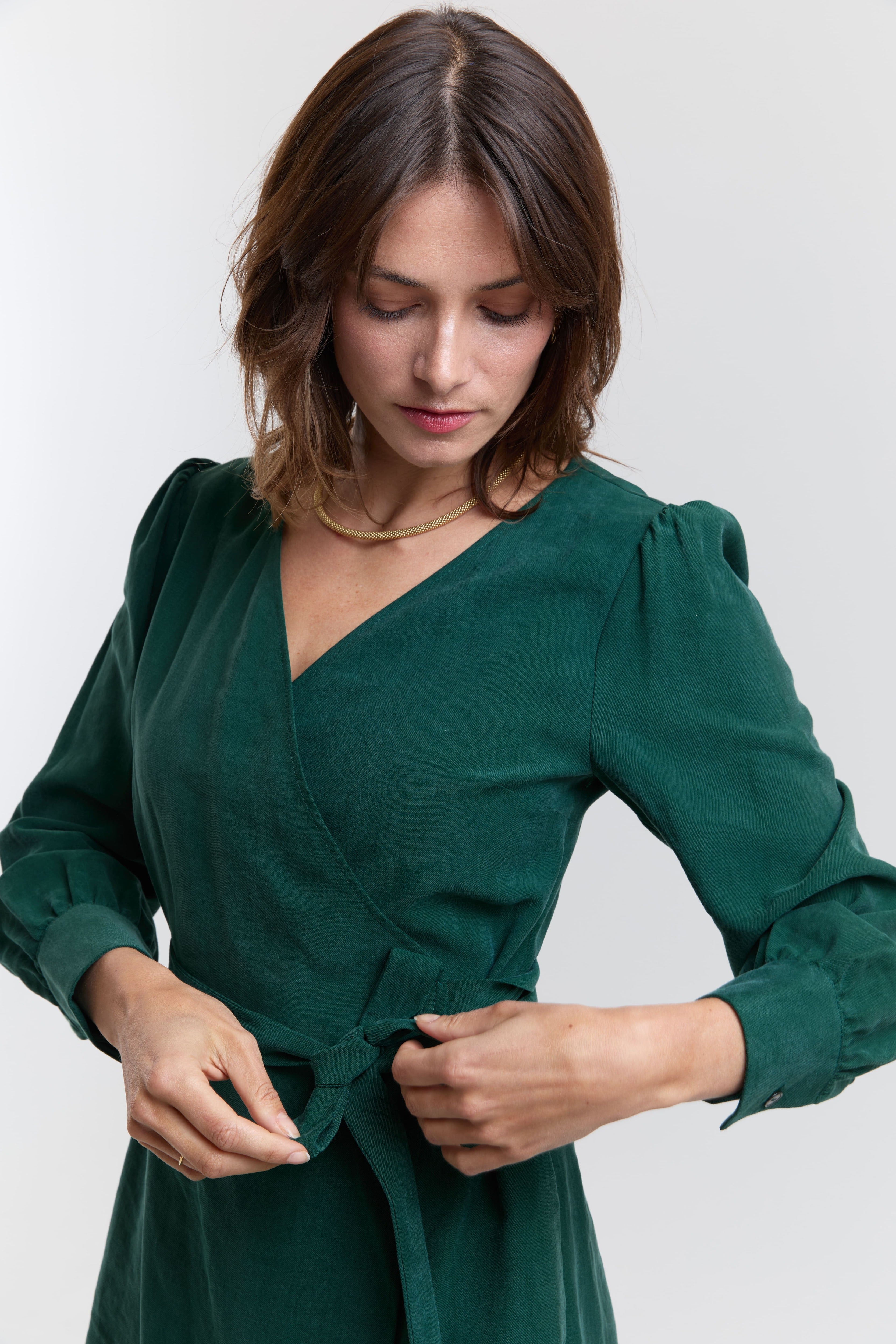 midi wickelkleid grün mit gürtel nachhaltiges damenkleid