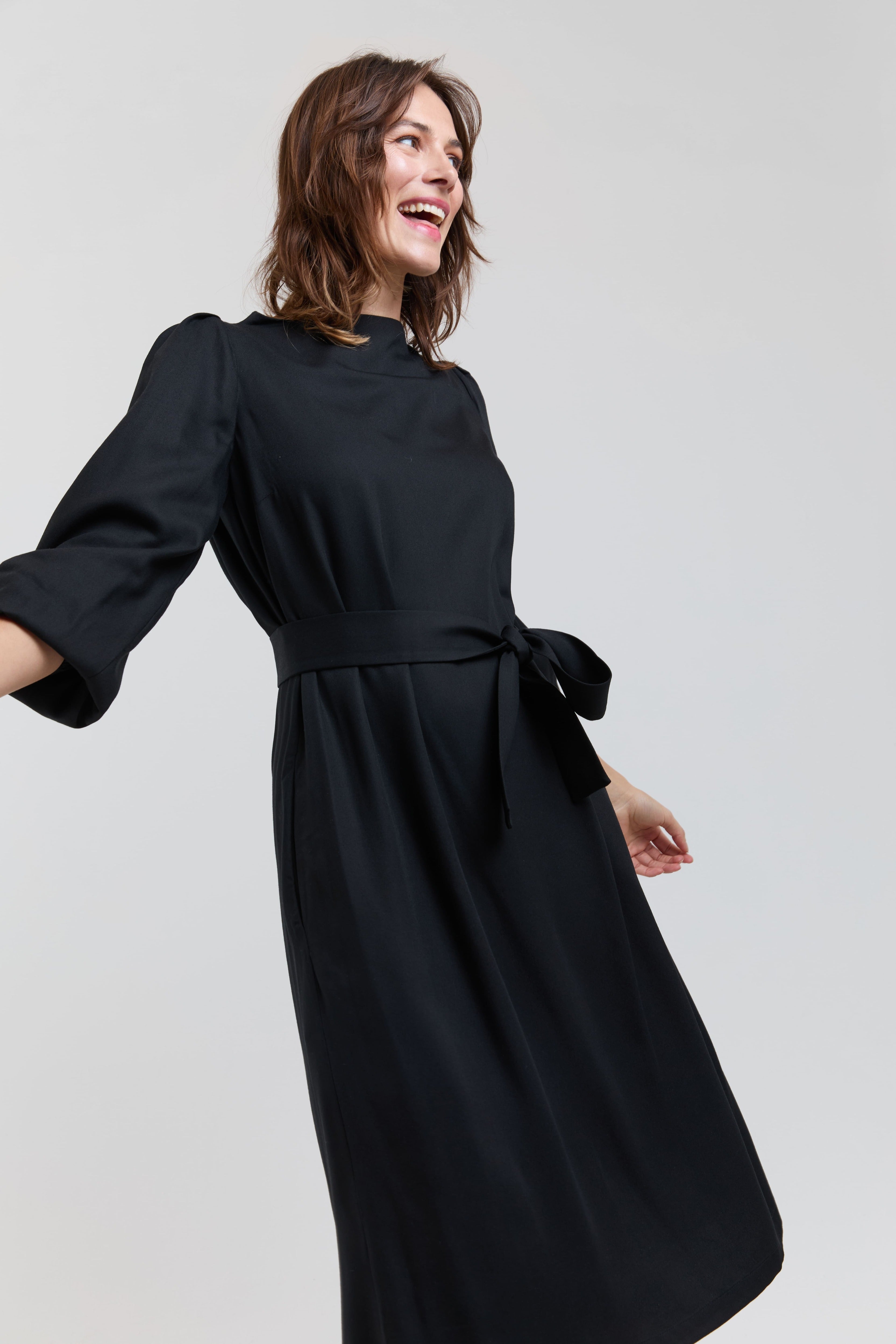 elegantes schwarzes kleid midi taillenband nachhaltige mode