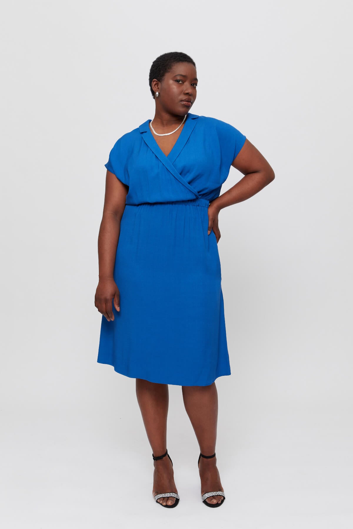 Blaues Sommer Etuikleid LILIT · Festliches Midi Kleid 2023 · Kleid mit V Ausschnitt · Blaues Kleid Hochzeitsgast Sommer - AYANI