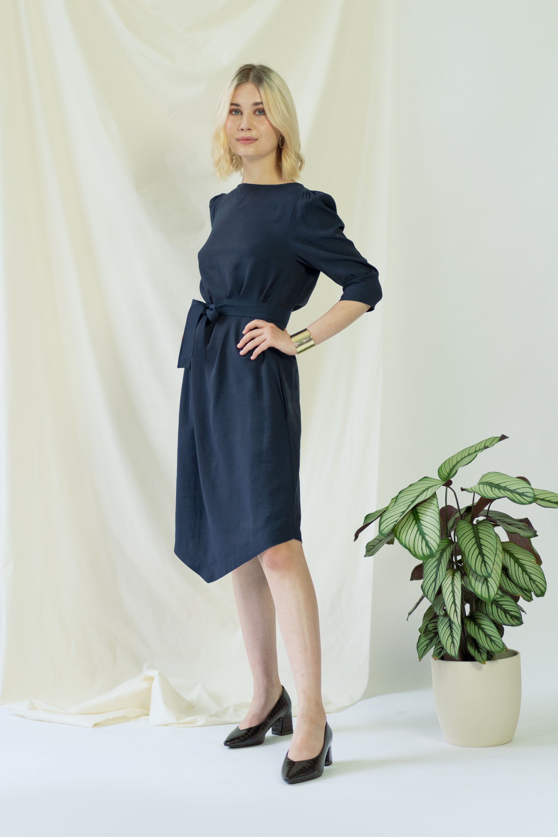 Business Kleid in dunkelblau mit Gürtel langarmel