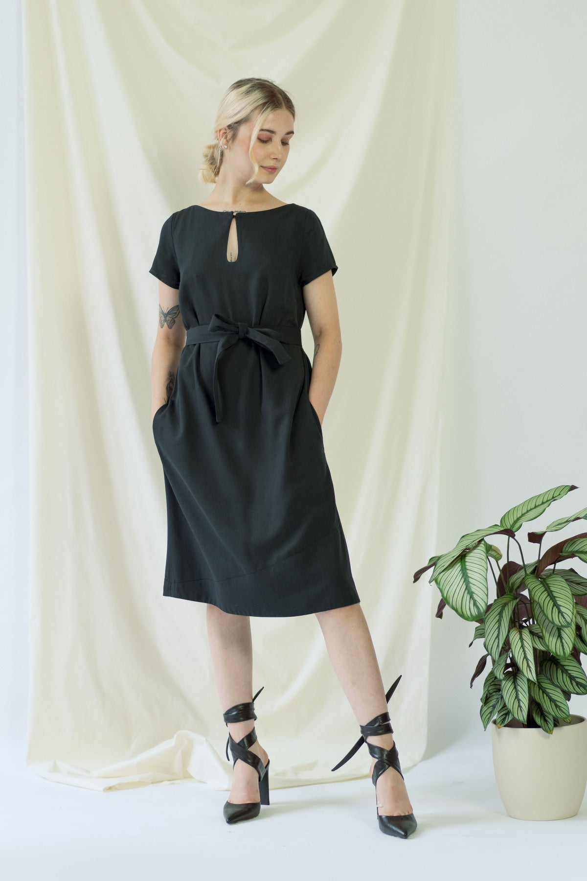 Eva | Dress with Keyhole Neckline in Black