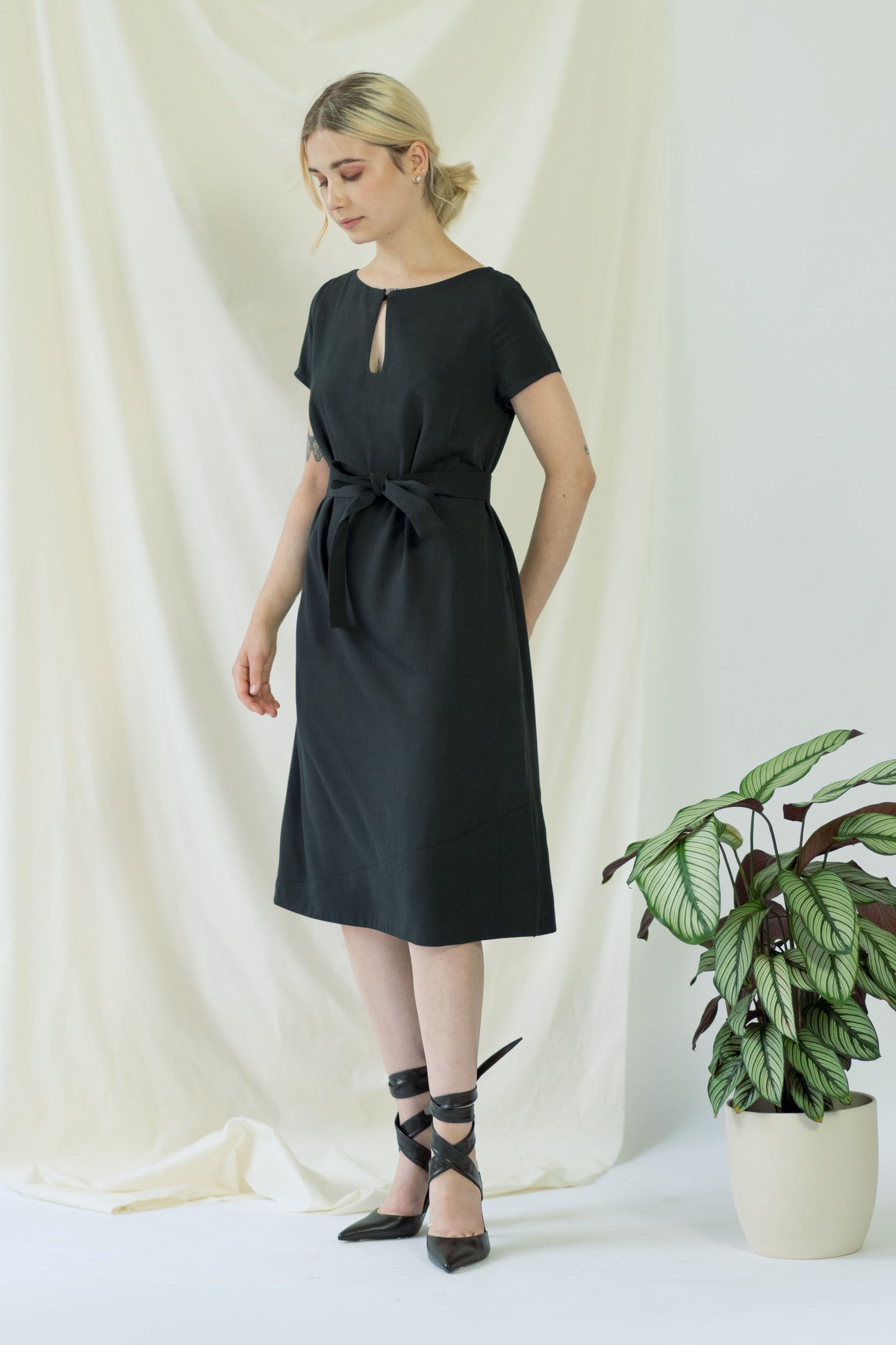 Eva | Dress with Keyhole Neckline in Black