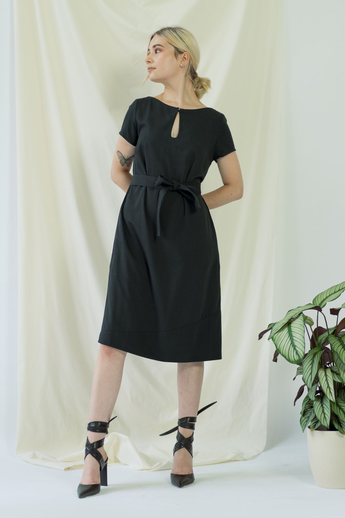 Eva | Dress with Keyhole Neckline in Black