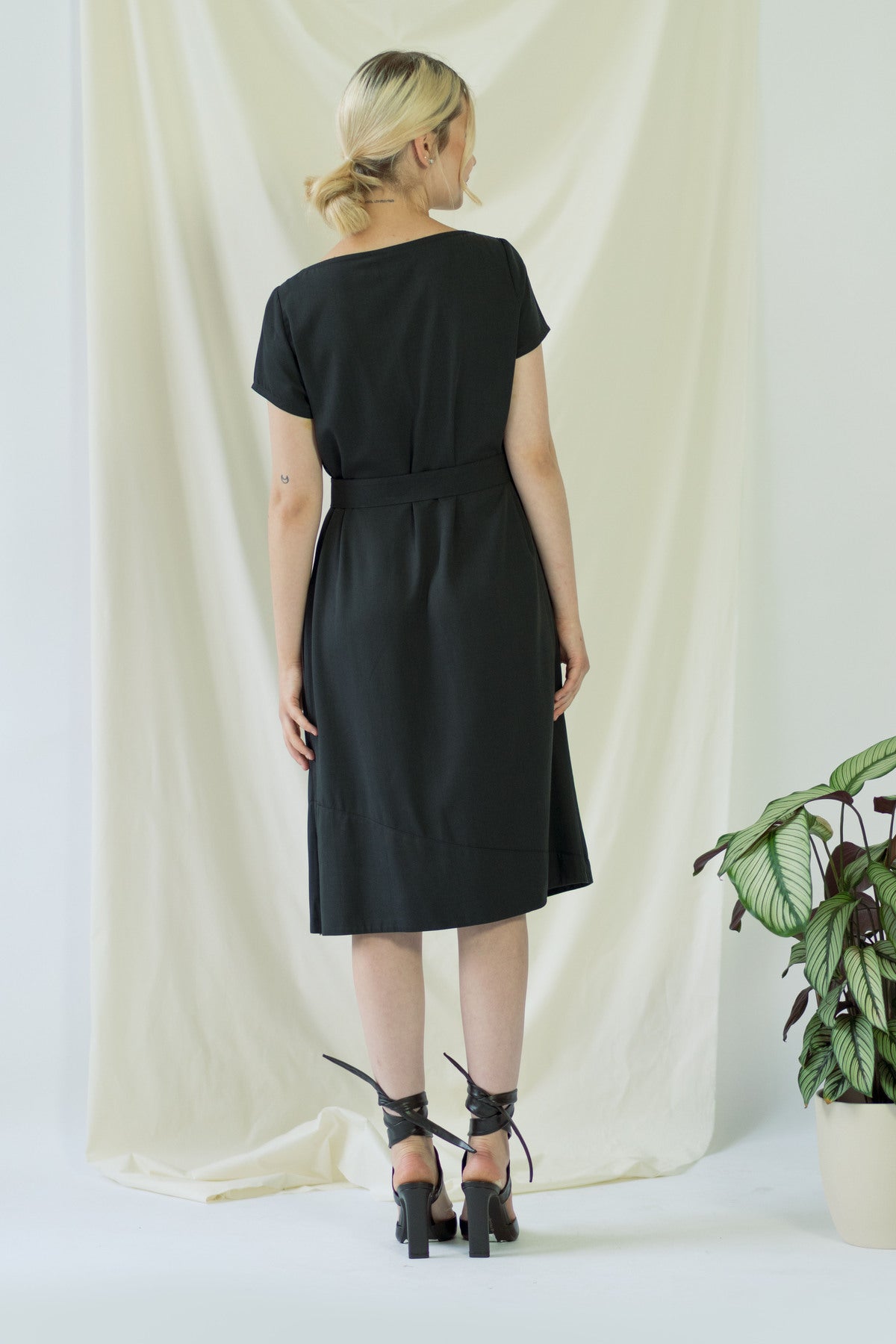 Eva | Dress with Keyhole Neckline in Black