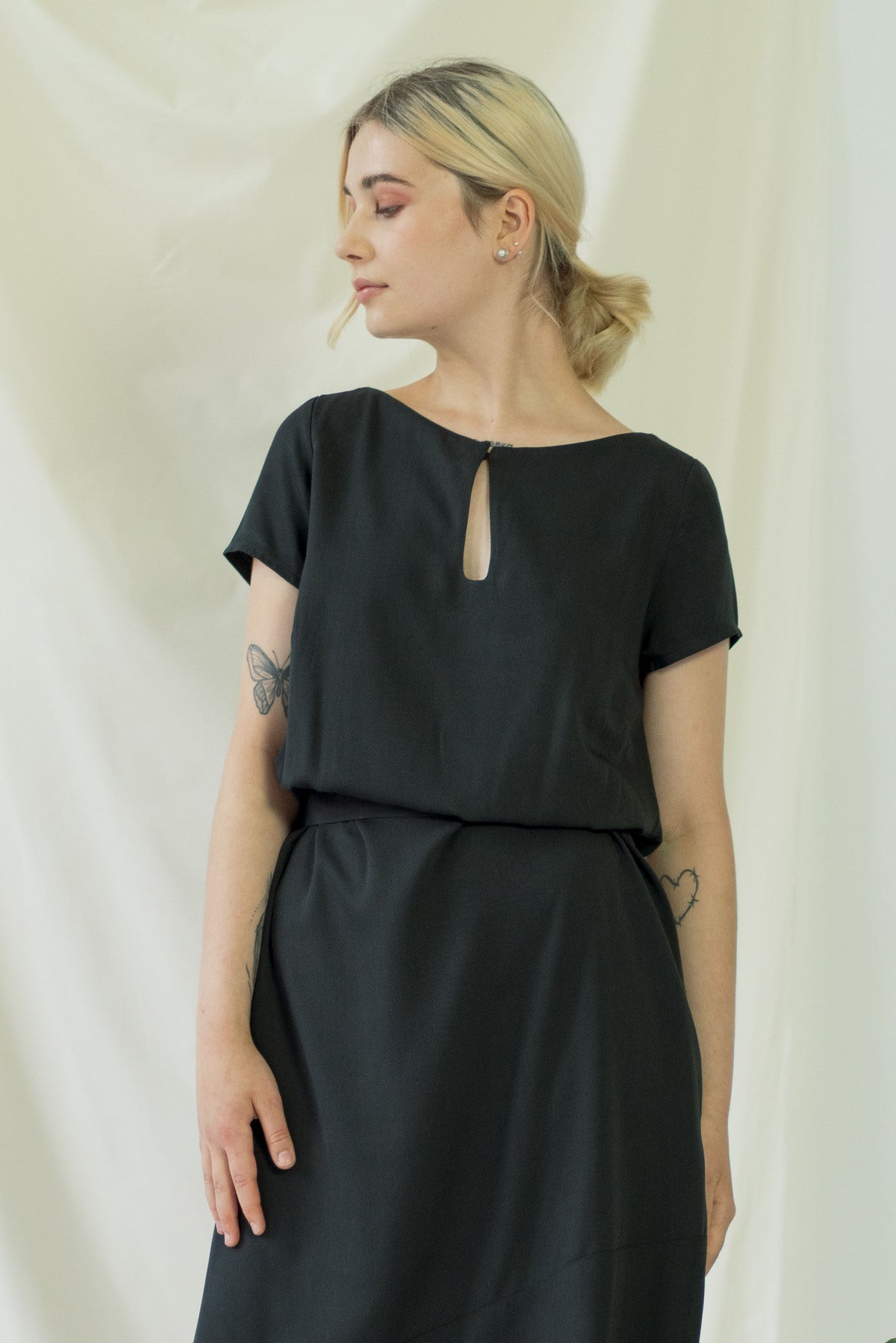Eva | Dress with Keyhole Neckline in Black