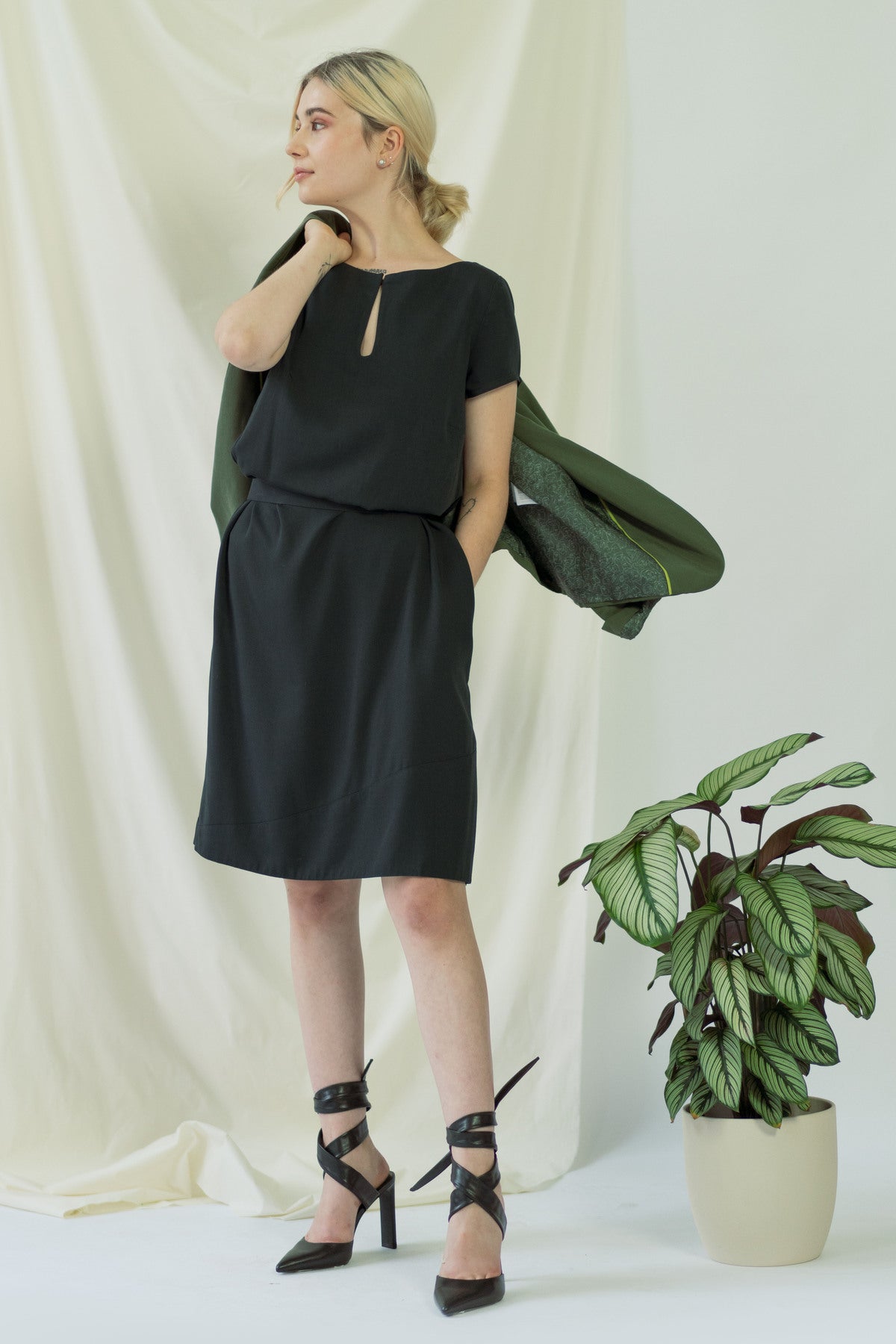 Eva | Dress with Keyhole Neckline in Black