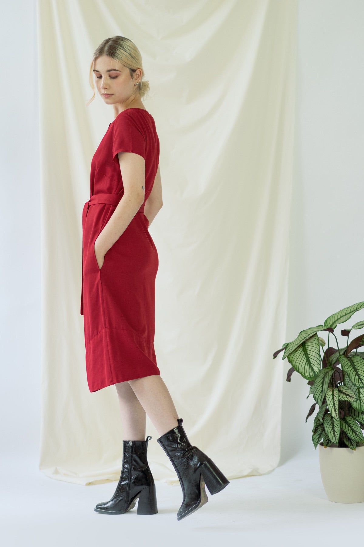 Eva | Dress with Keyhole Neckline in Bordo