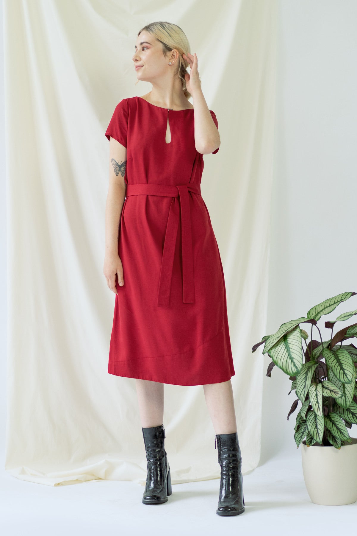 Elegantes Rot Kleid mit Tropfenausschnitt  - AYANI