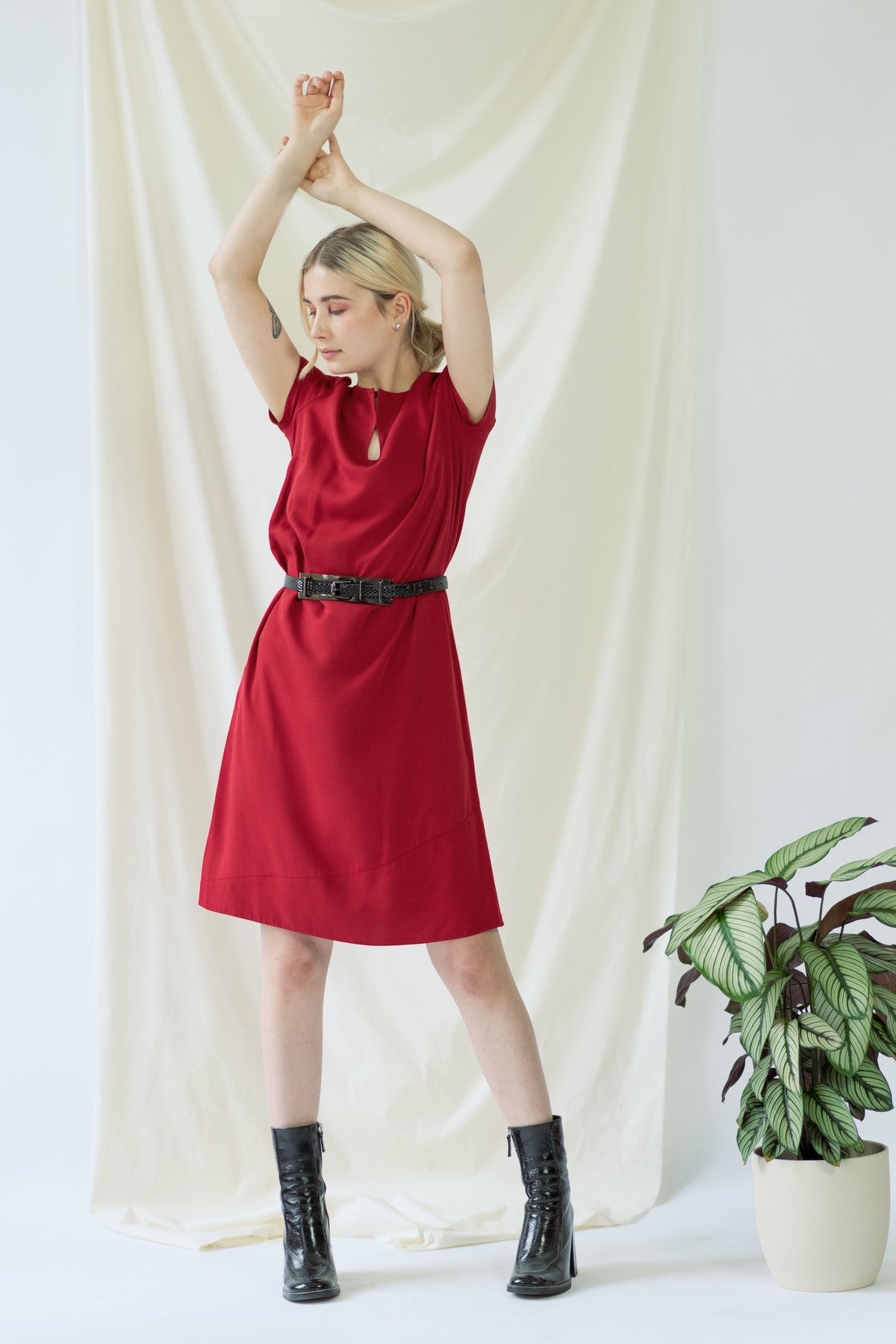 Eva | Dress with Keyhole Neckline in Bordo