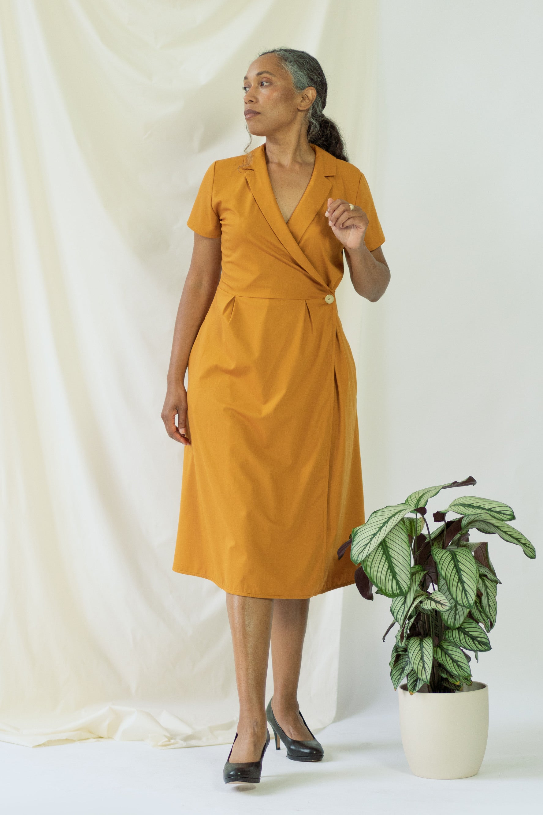 Isabel | Wrap Dress with short sleeves in Saffron