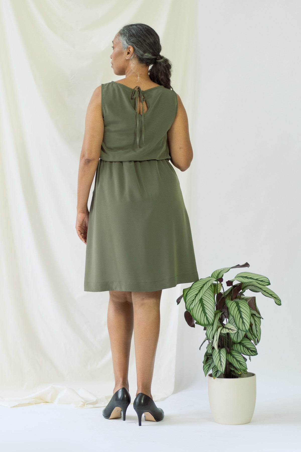 Bella | Sleeveless drapey dress in olive green