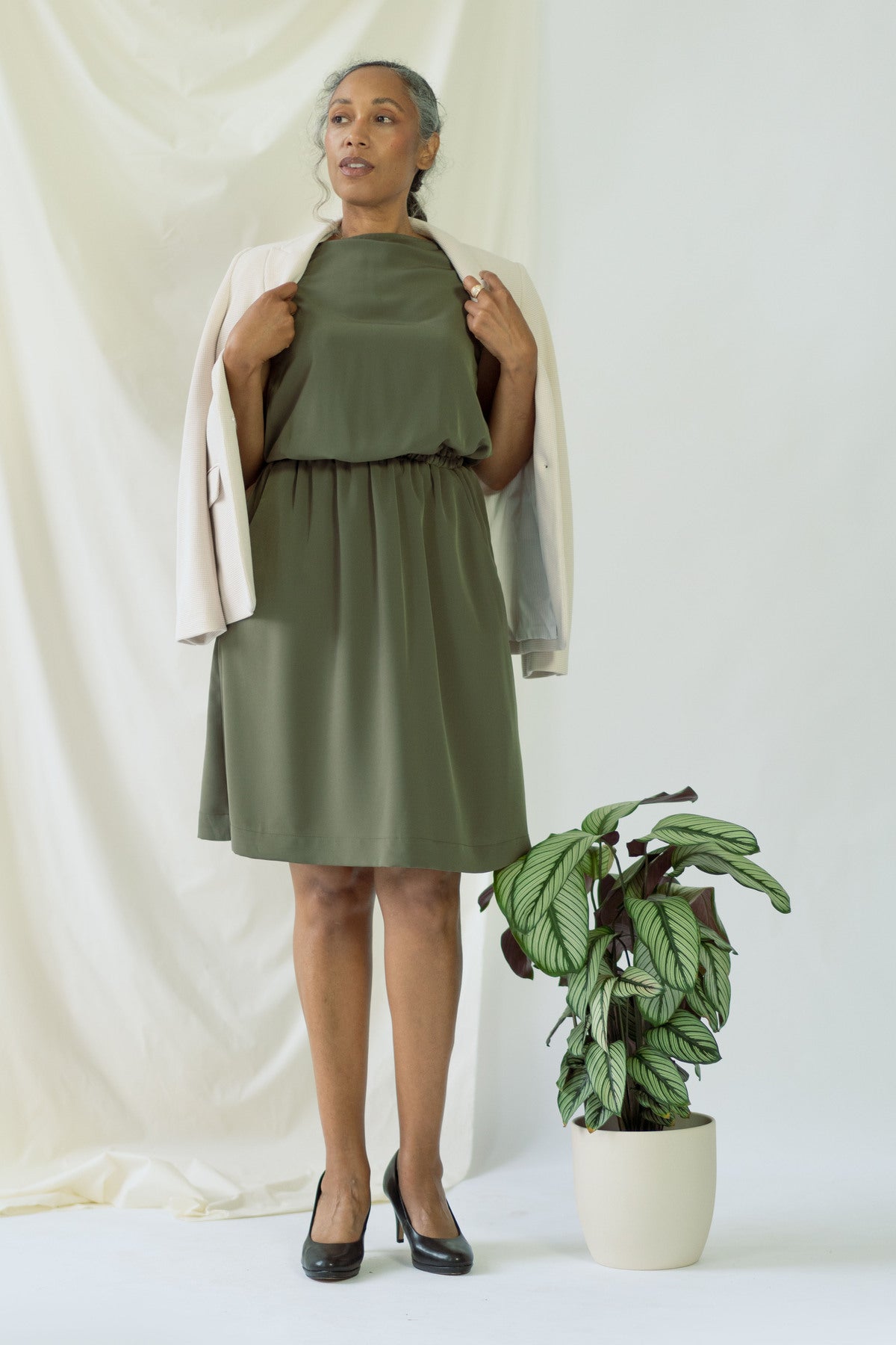 Bella | Ärmelloses drapiertes Kleid in Olivgrün