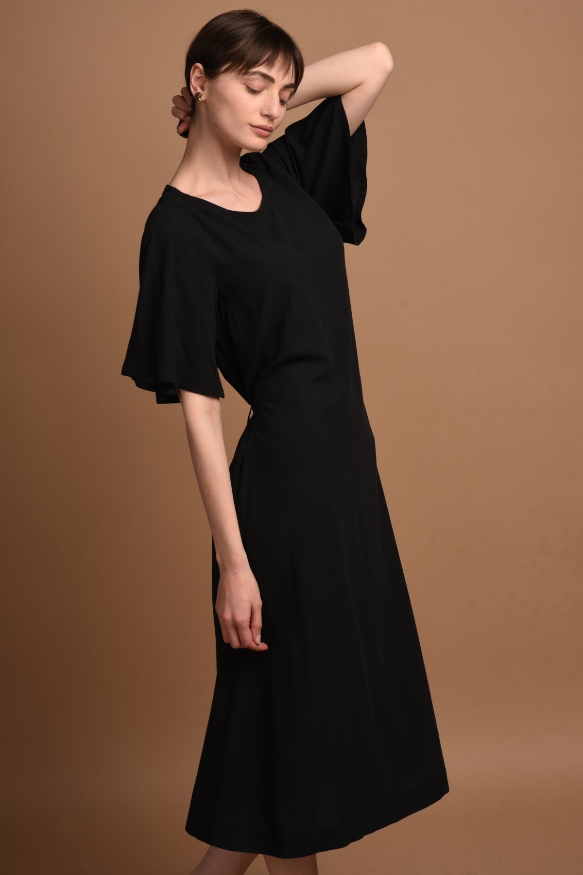 Nika | Lockeres Kleid mit Schmetterlingsärmeln und Gürtel in Schwarz