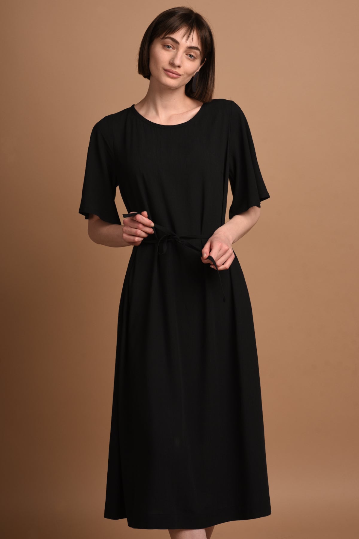 NIKA langes schwarzes Kleid mit Ärmeln. Schwarzes Kleid Sommer - AYANI
