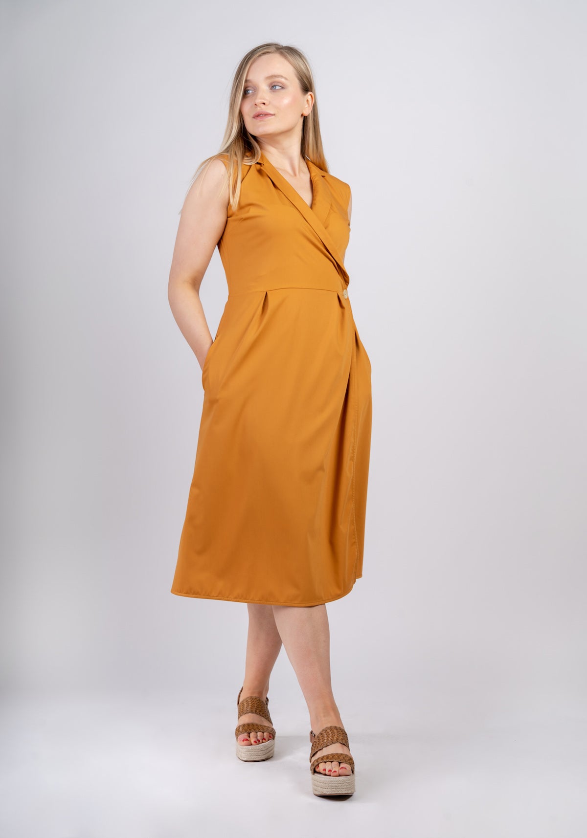 AYANI elegantes gelb Kleid. Wickelkleid in gelb. Etuikleid online kaufen.